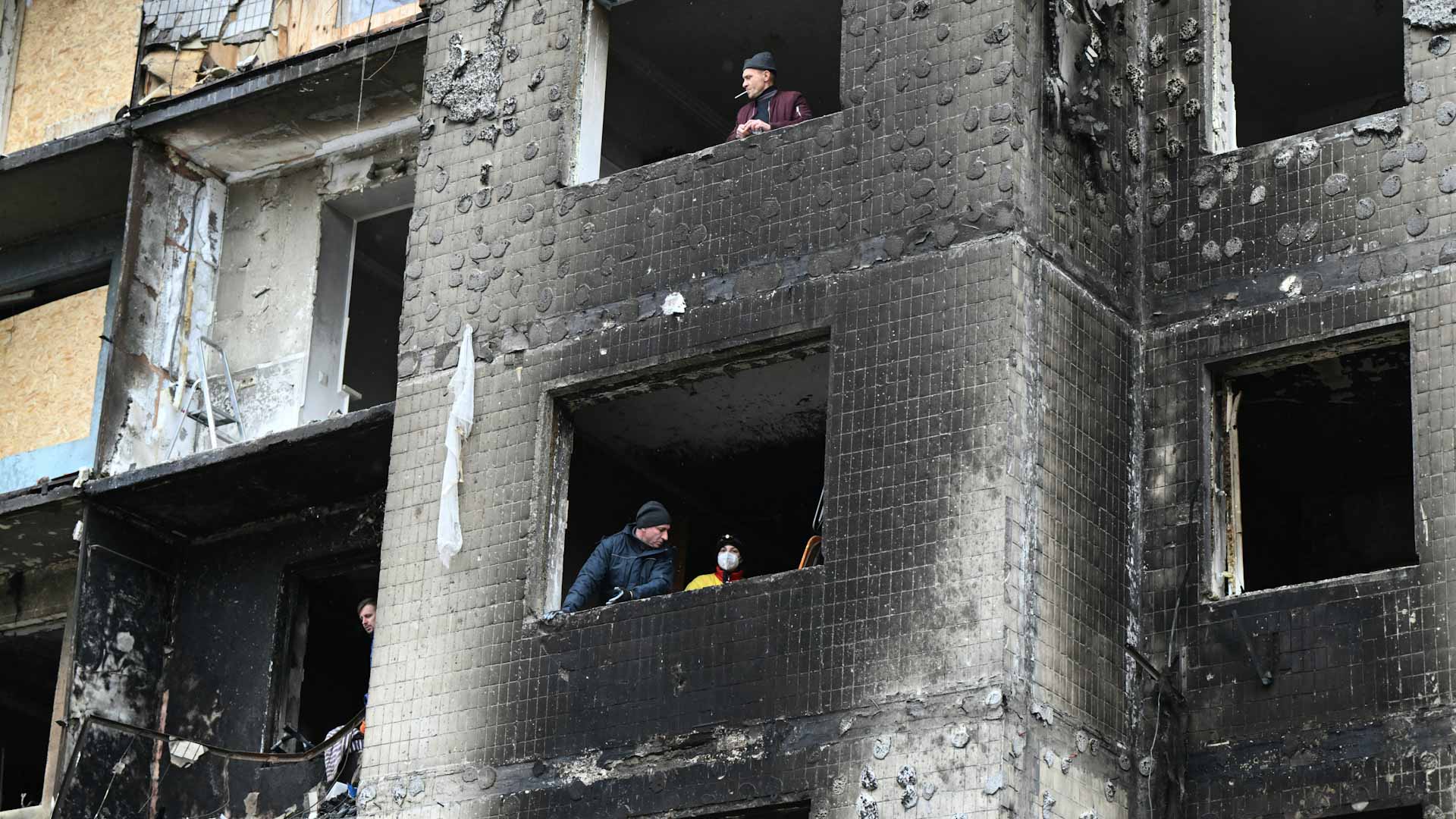 Image for the title: Russia offers to relocate border city residents after shelling 
