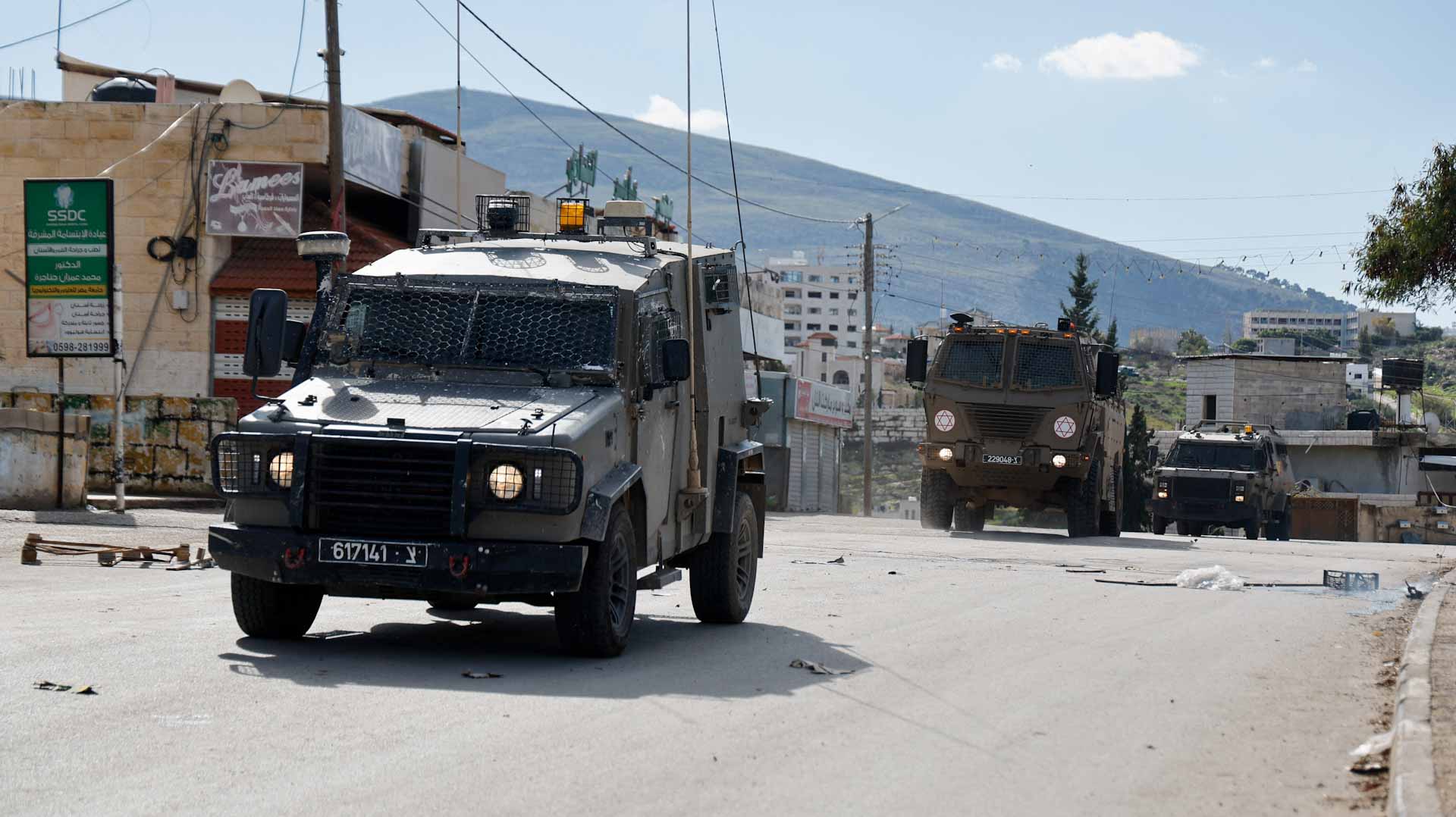 صورة بعنوان: بينهم شقيقتا العاروري.. اعتقال 40 فلسطينياً في الضفة الغربية 