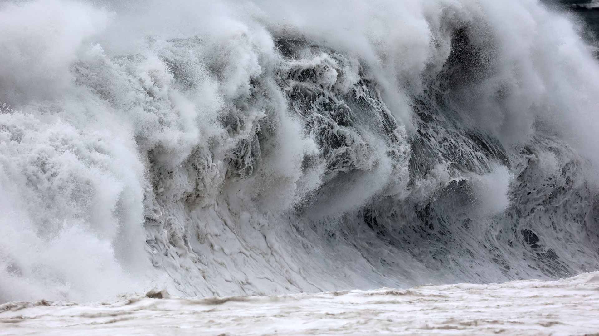 Image for the title: Reunion Island on high alert as major storm hits 