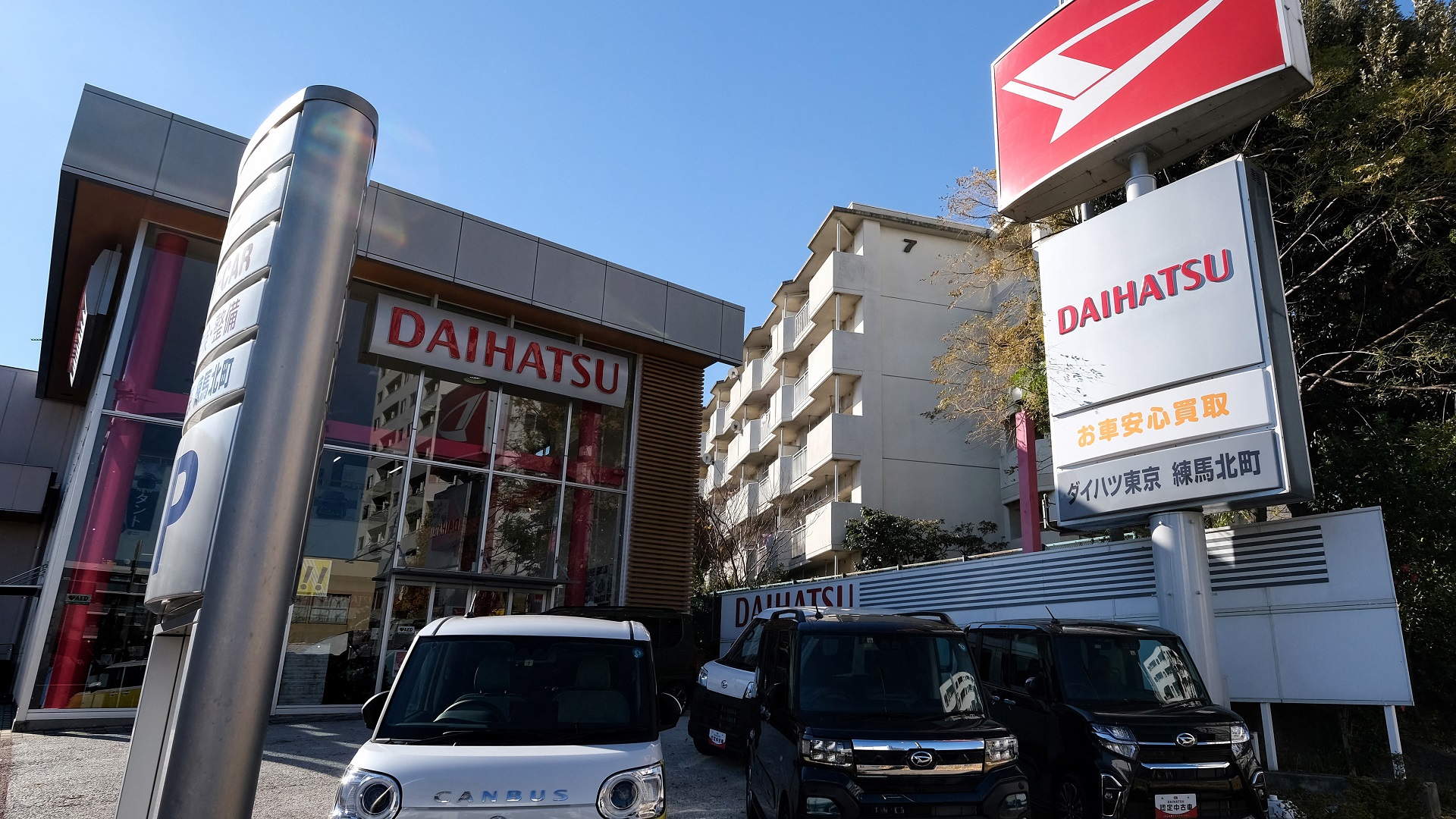 Image for the title: Toyota's Daihatsu recalls 320,000 cars, extends factory halt 