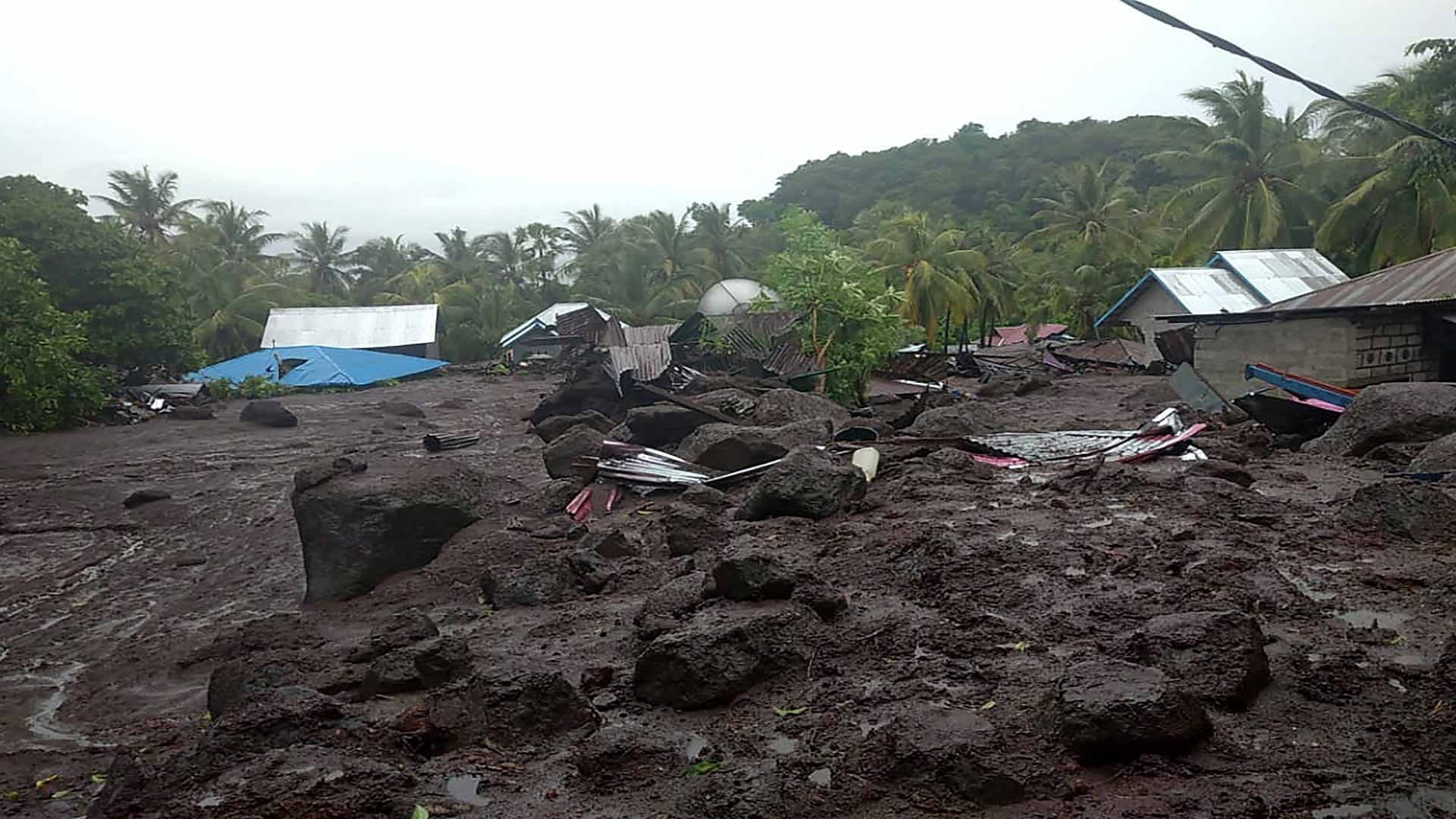 صورة بعنوان: مقتل 12 وفقد 18 في انهيارات أرضية بجزيرة سولاويسي الإندونيسية 