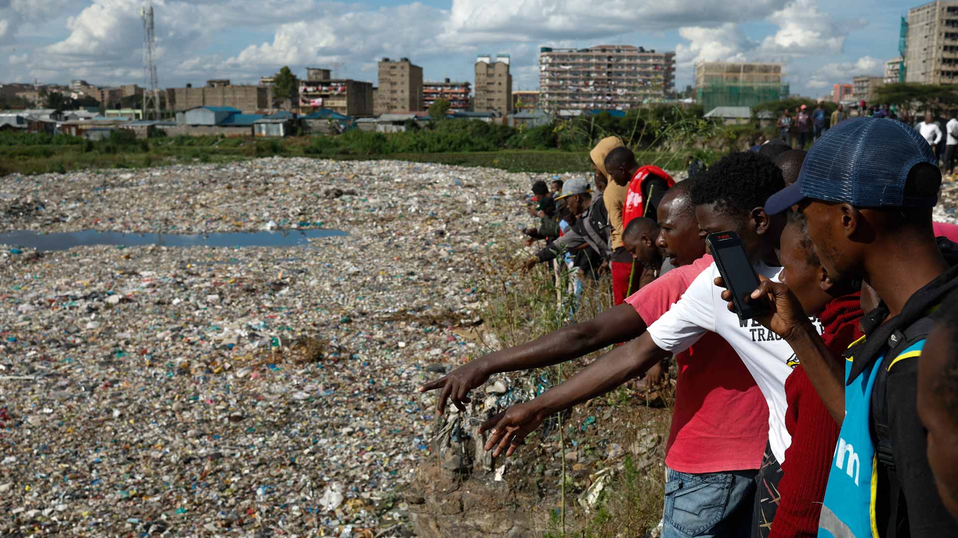 Image for the title: Kenya police say eight bodies found in Nairobi dumpsite 