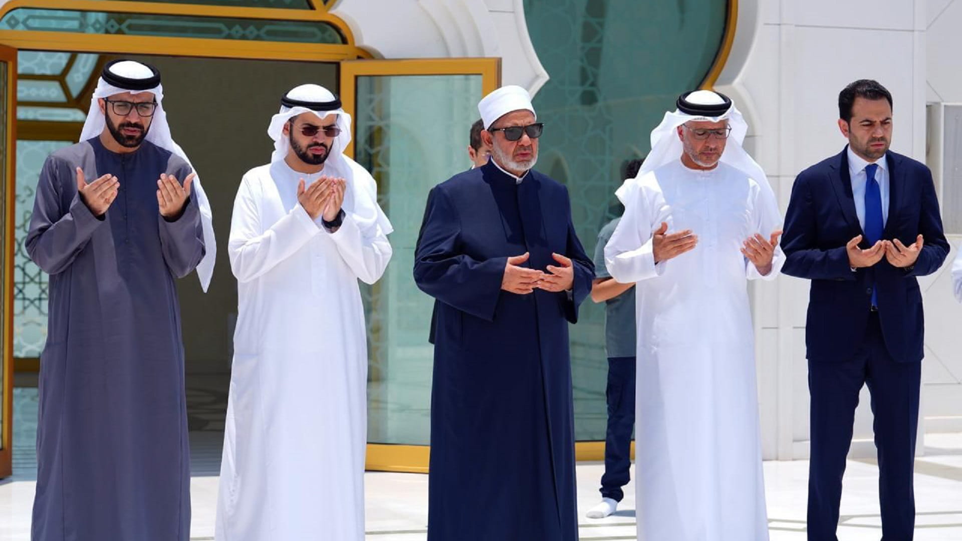 Image for the title: Muslim Council of Elders chairman visits Late Sheikh Zayed’s Tomb 