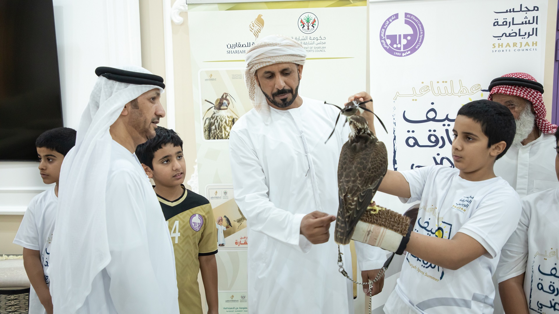 صورة بعنوان: منتسبو النشاط الصيفي بنادي الذيد يتعرفون على مهارات الصيد بالصقور 