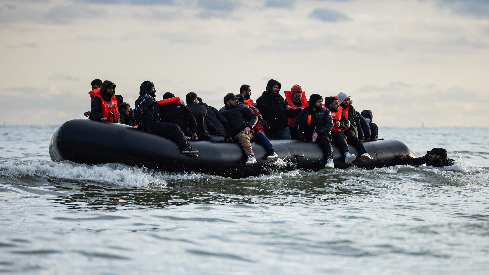 Image for the title: 10 migrants dead, dozens missing after two shipwrecks off Italy 