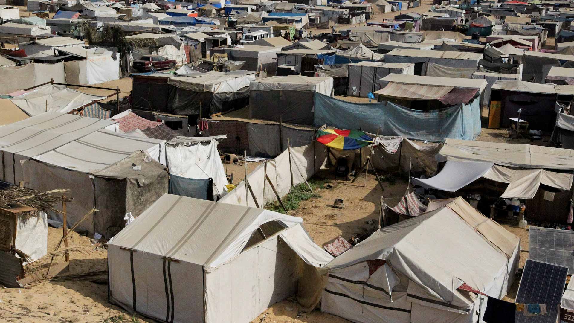 صورة بعنوان: دبابات إسرائيلية تتوغل في رفح وتجبر النازحين على الفرار مجدداً 