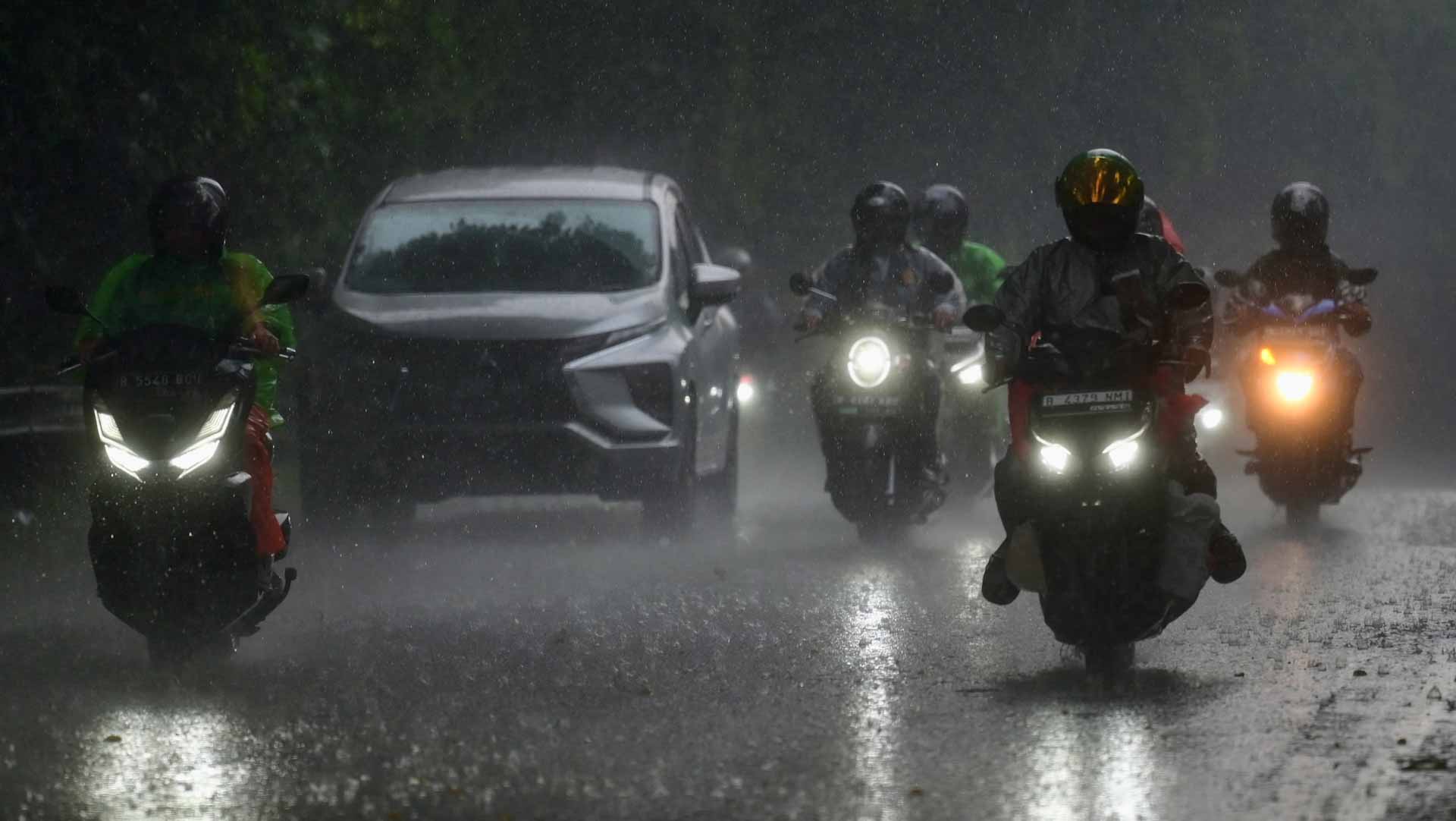 Image for the title: Indonesia uses cloud seeding as rain hampers city's construction 