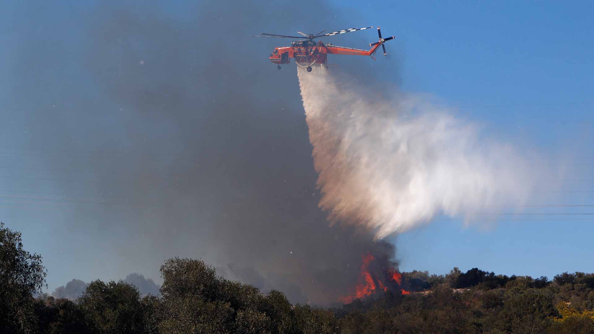Image for the title: Greek authorities evacuate villages amid spate of wildfires 