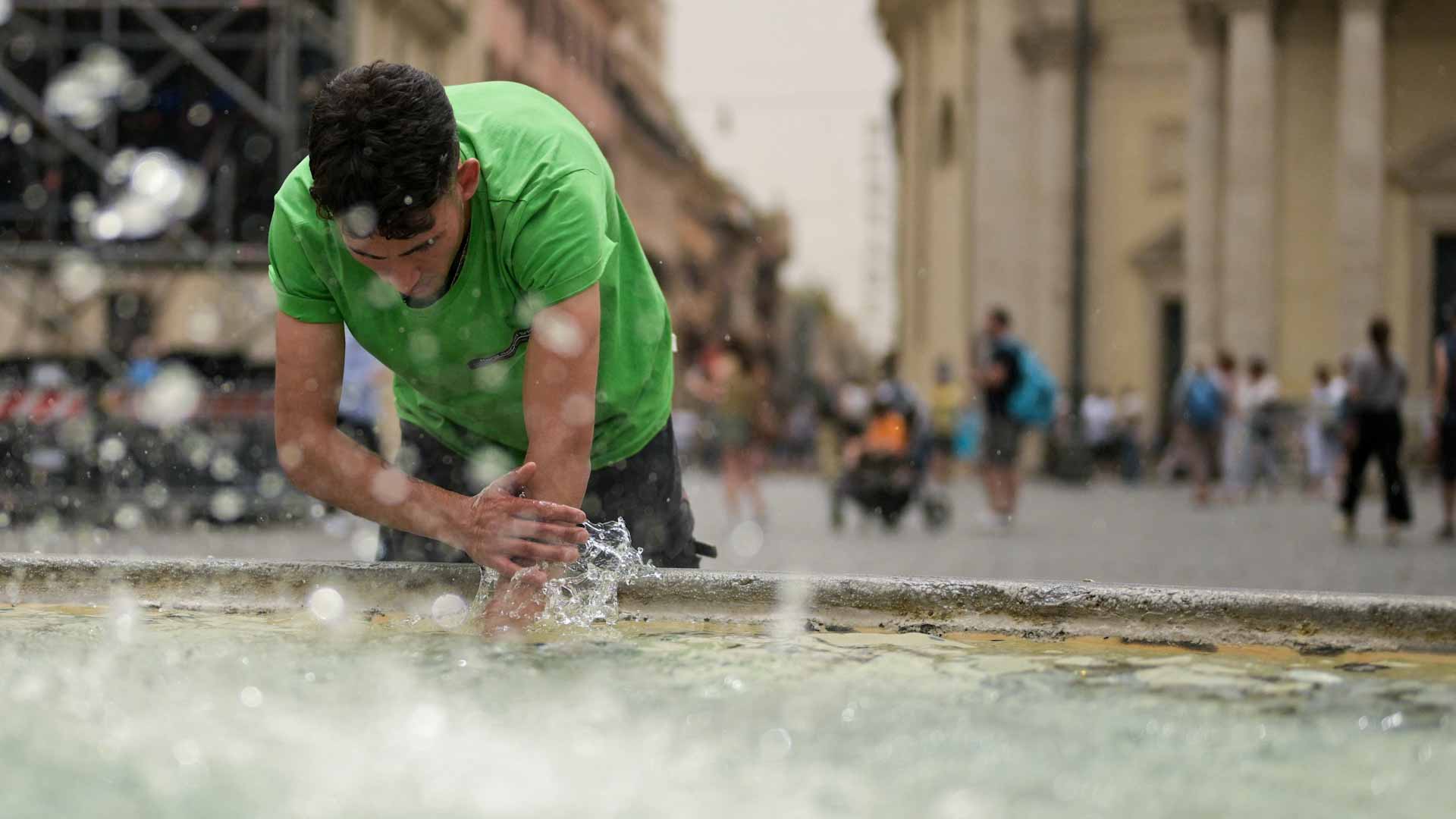 Image for the title: Italy swelters in first summer heatwave