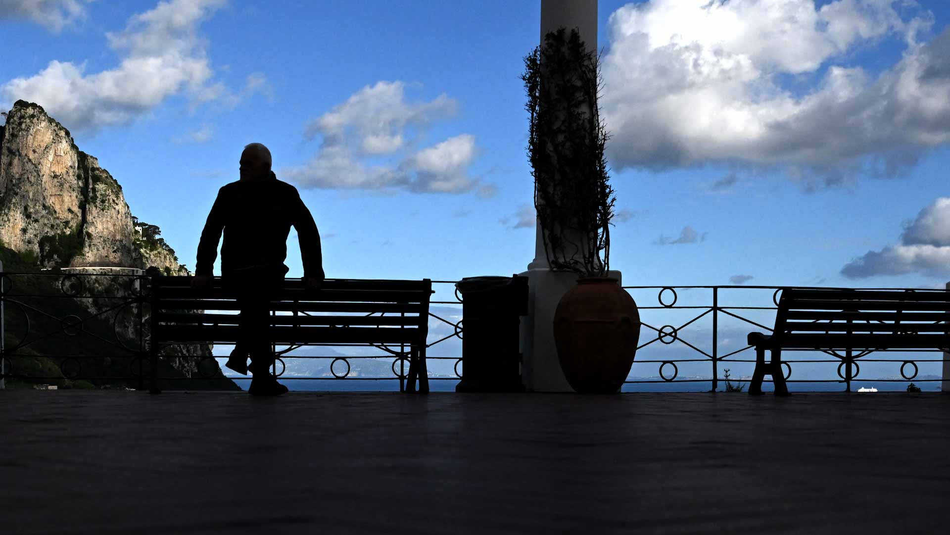 Image for the title: Tourists banned from Italy's Capri over water shortage