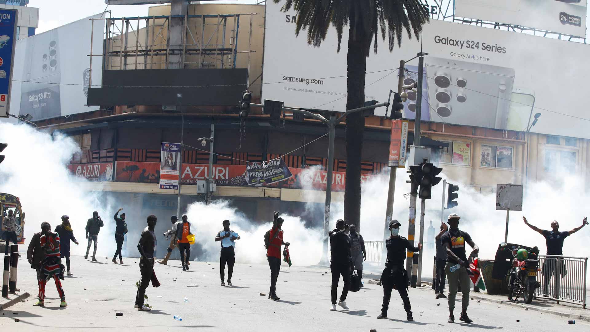 صورة بعنوان: بغاز مسيل للدموع..الشرطة الكينية تفرق محتجين ضد قانون جديد للضرائب 
