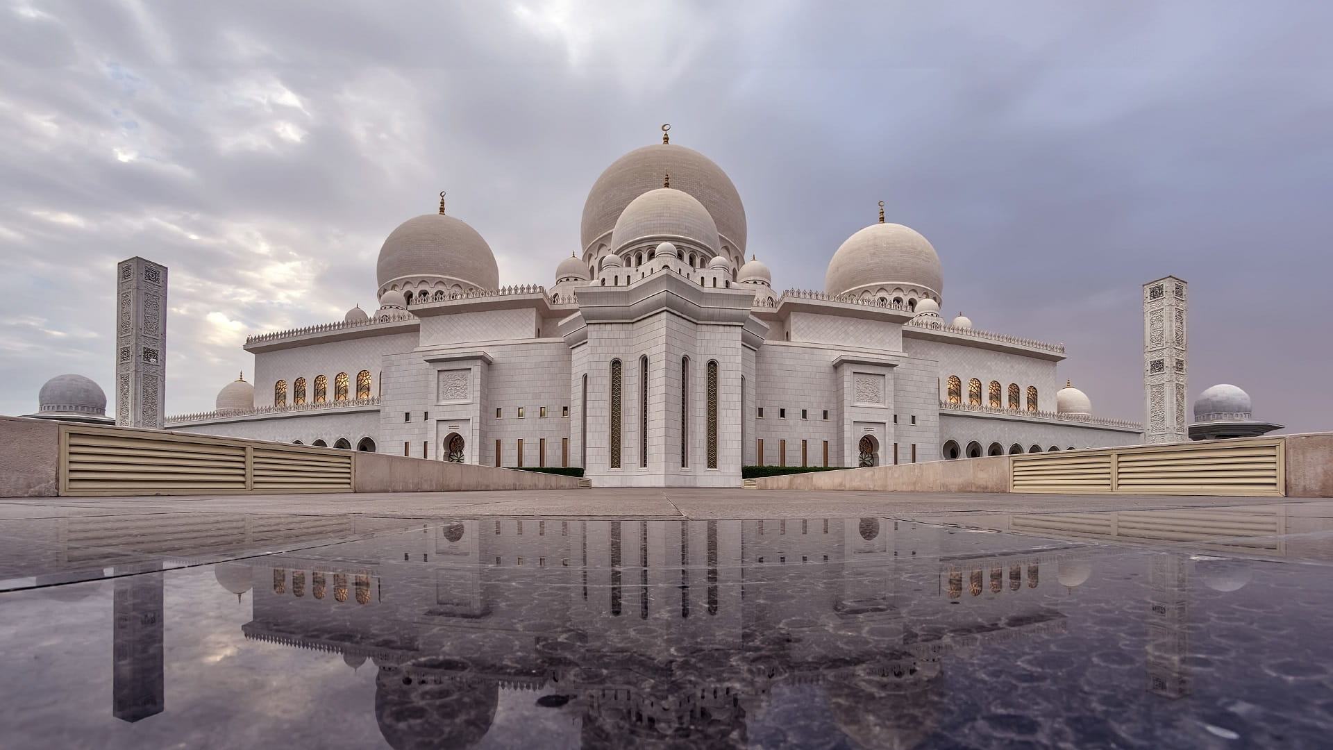 صورة بعنوان: اعتماد مواعيد الدوام الرسمي برمضان لموظفي الجهات الحكومية بأبوظبي 