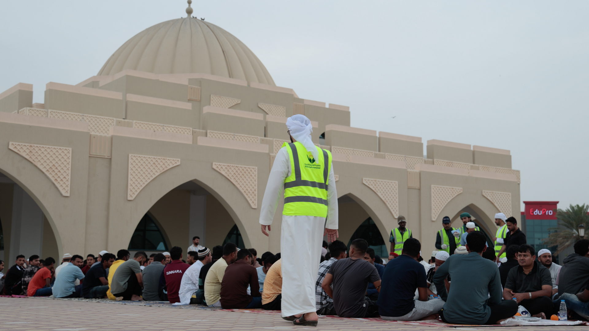 صورة بعنوان: الشارقة الخيرية توزع 467670 وجبة إفطار صائم بالنصف الأول من رمضان 