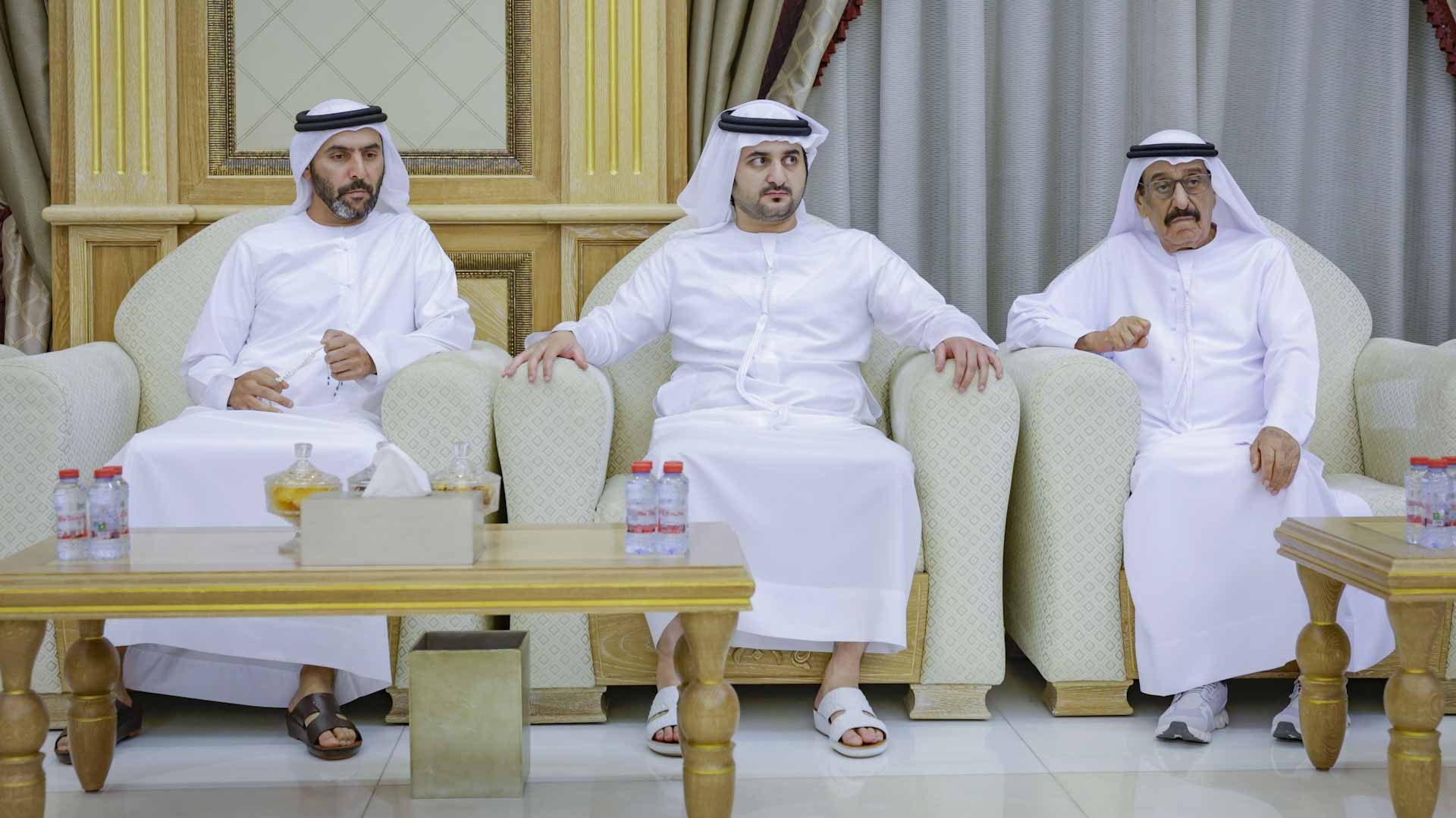 صورة بعنوان: مكتوم بن محمد يقدم واجب العزاء في وفاة سعيد جمعة النابودة 