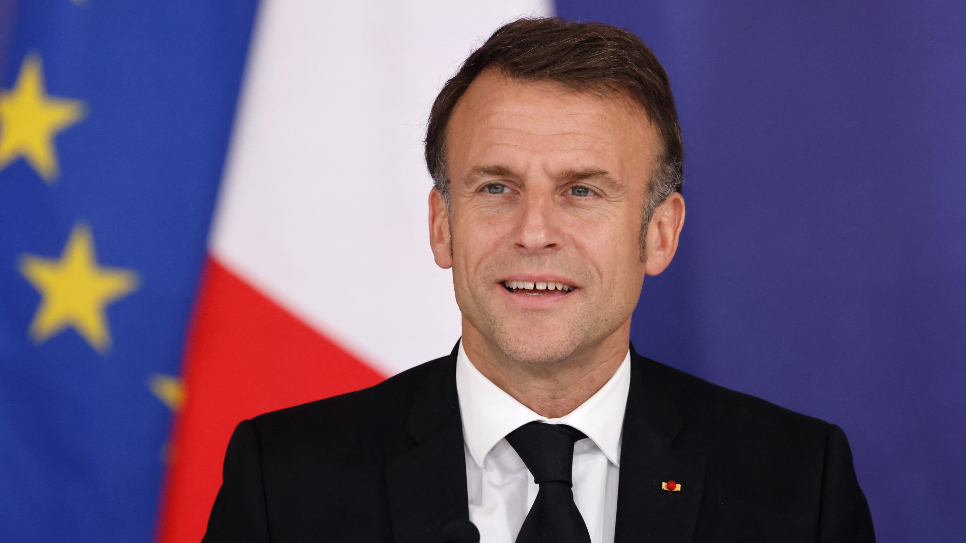 Image for the title: Macron considers troops for Ukraine if Russia breaks front lines 