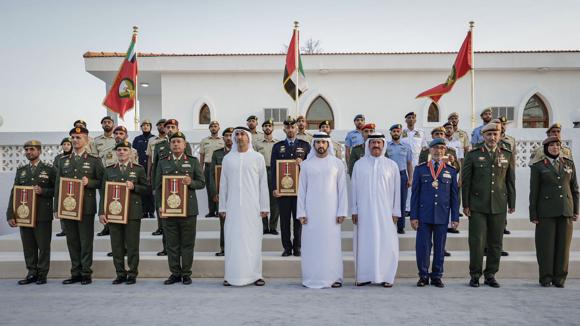 صورة بعنوان: حمدان بن محمد يشهد احتفال القوات المسلحة بالذكرى الـ 48 لتوحيدها 