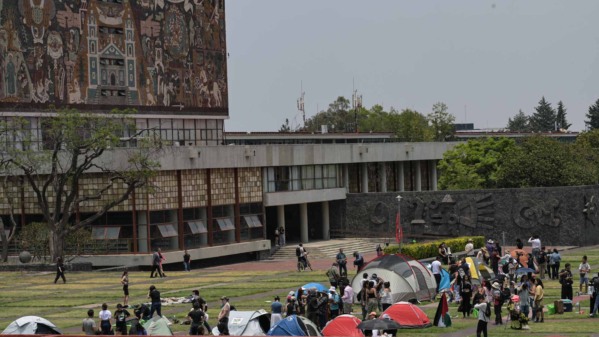 Image for the title: Pro-Palestinian students camp out at Mexico's largest university 