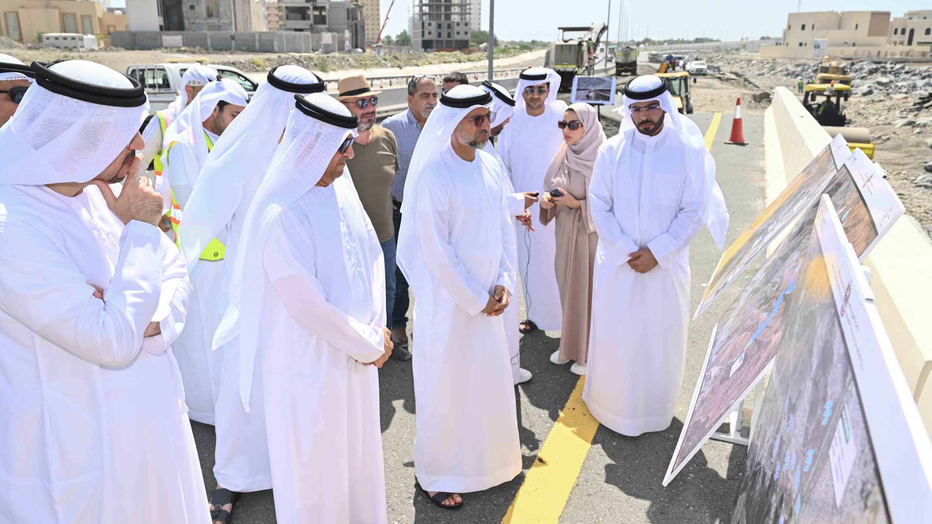 صورة بعنوان: سهيل المزروعي يتفقّد المناطق والطرق الاتحادية المتأثرة بالأمطار 