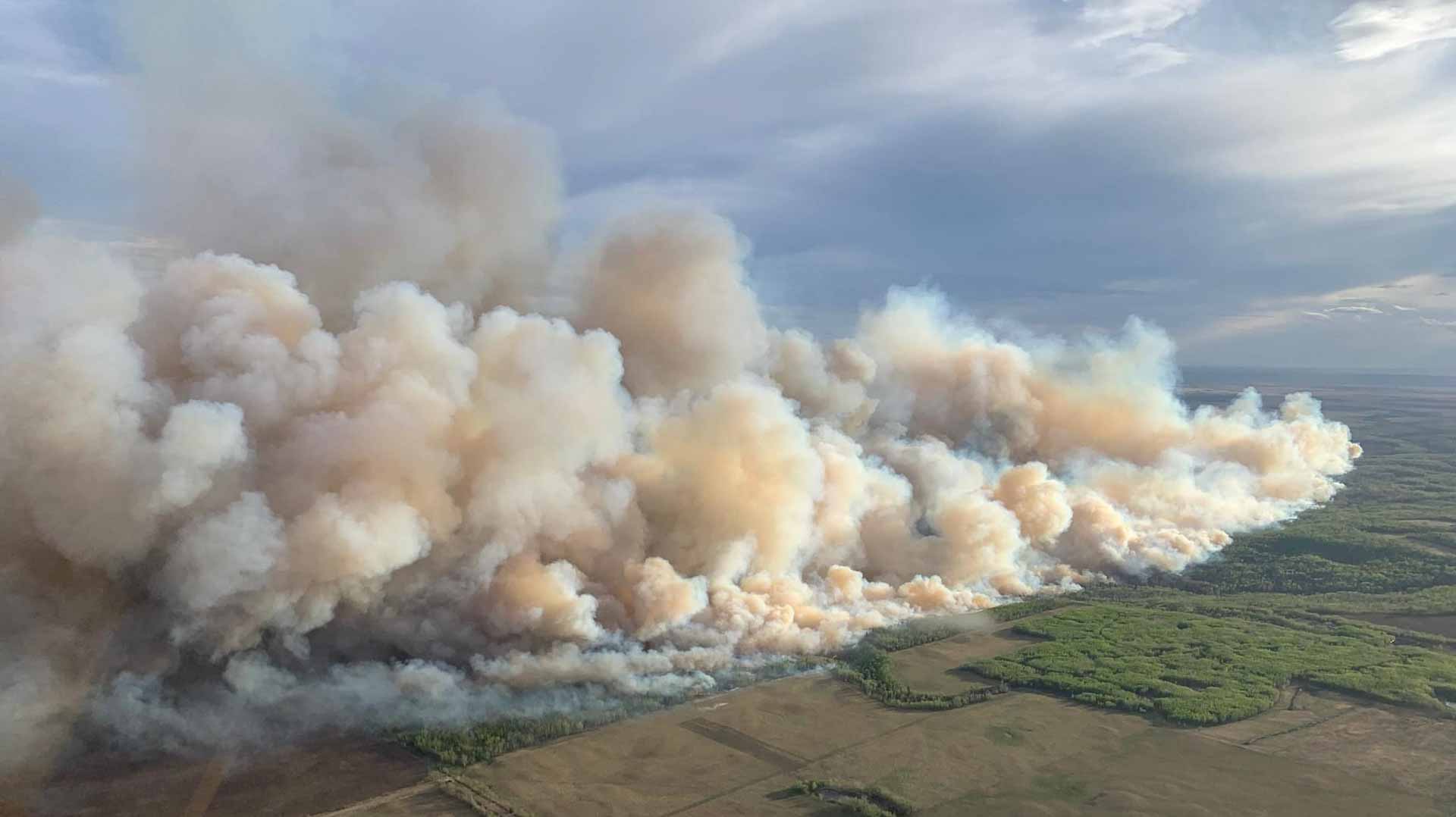 صورة بعنوان: عمليات إجلاء السكان في غرب كندا تتواصل بسبب حرائق الغابات المستعرة 