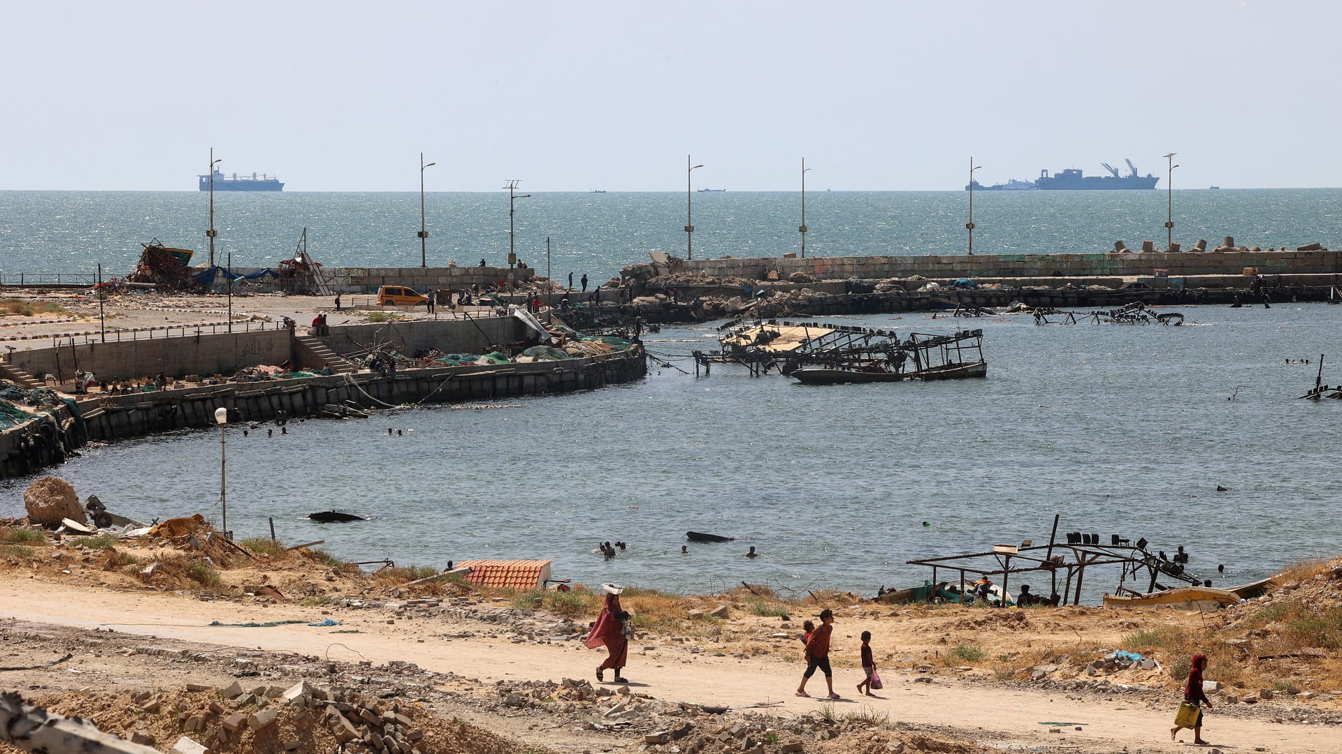 Image for the title: US military says first aid delivered to Gaza via temporary pier 