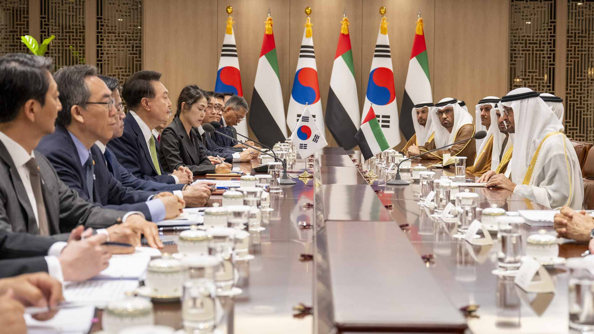 Image for the title: Presidents of UAE, ROK discuss strengthening partnership 