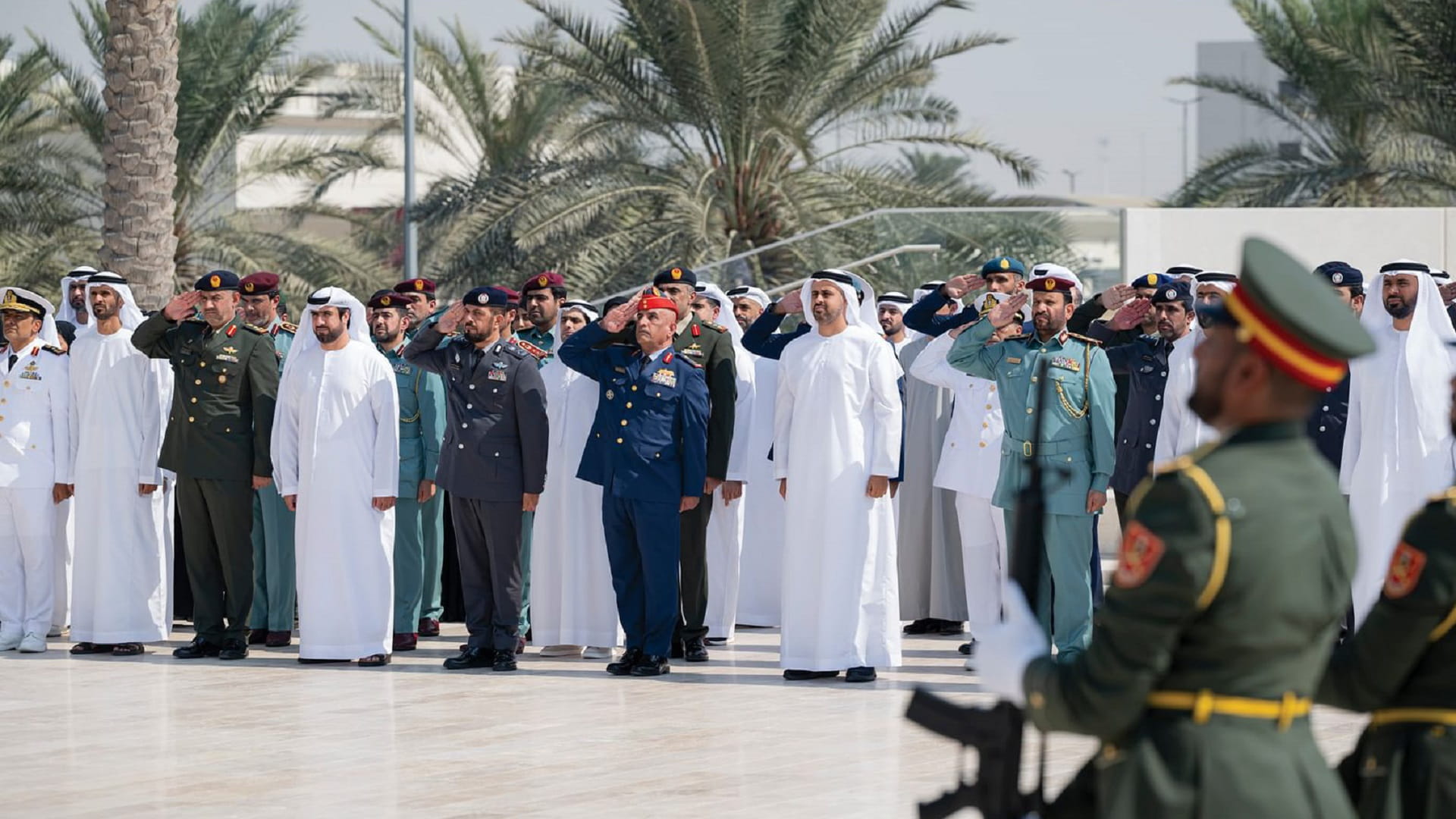 ذياب بن محمد بن زايد يرفع علم الدولة في واحة الكرامة 