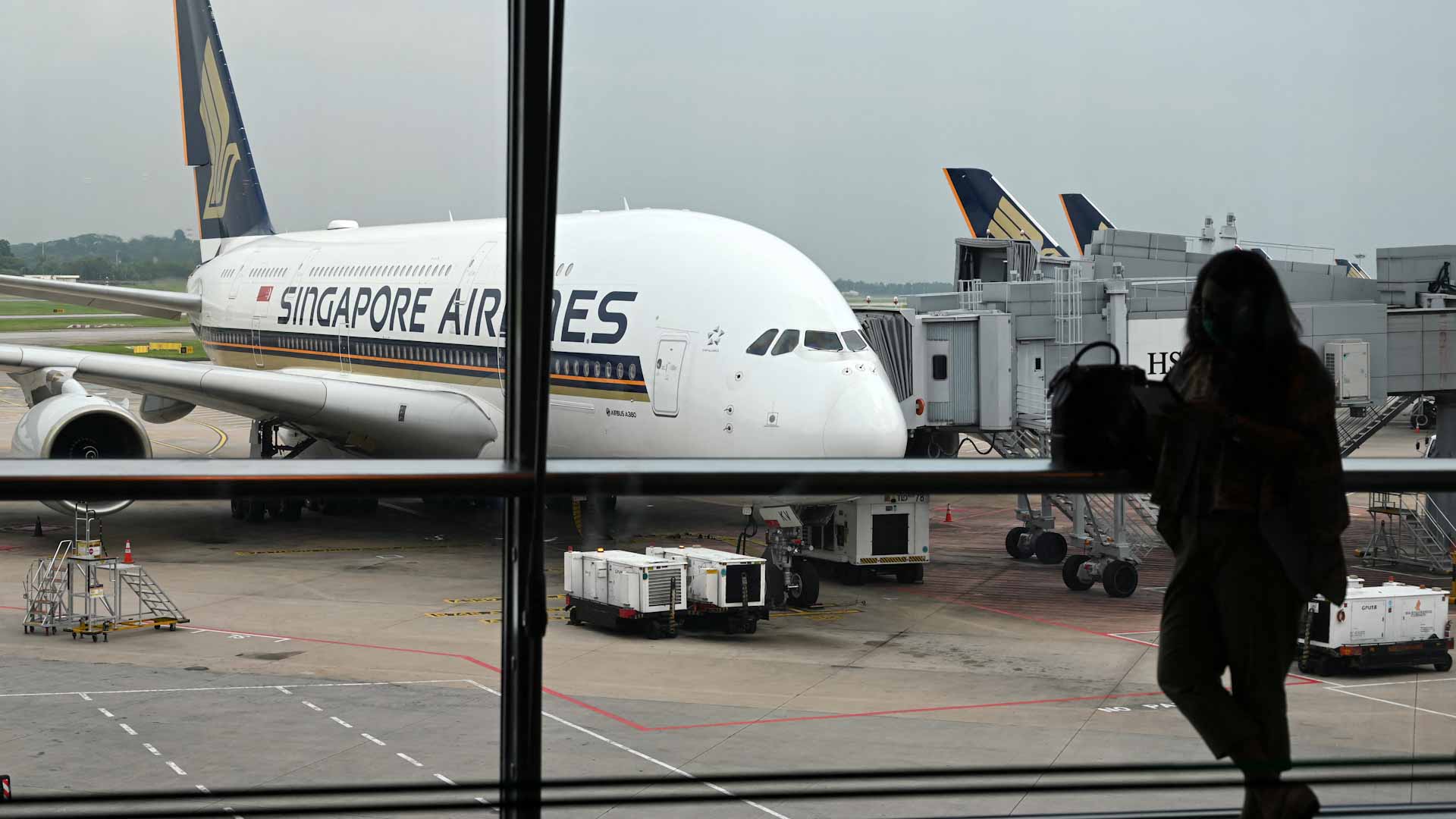 Singapore Airlines to spend $800 mln to retrofit planes 
