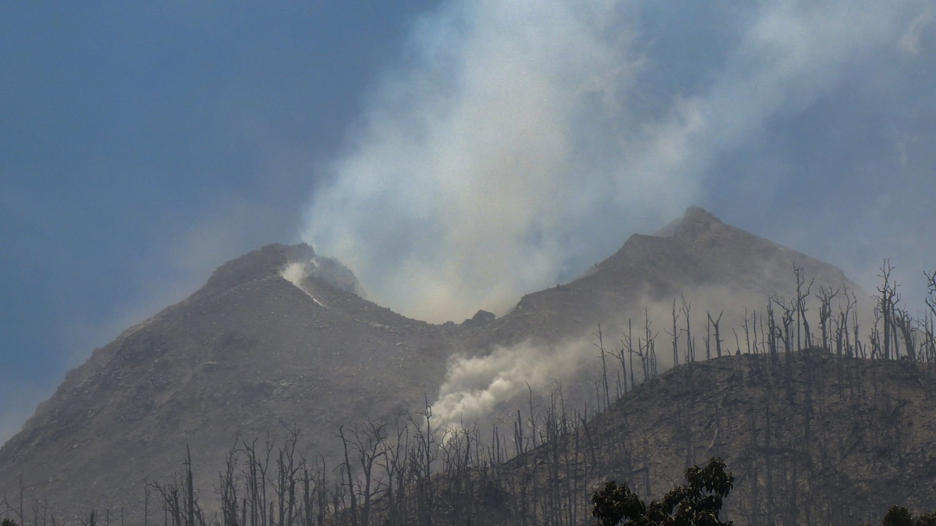 Indonesia volcano erupts again after killing nine day earlier 