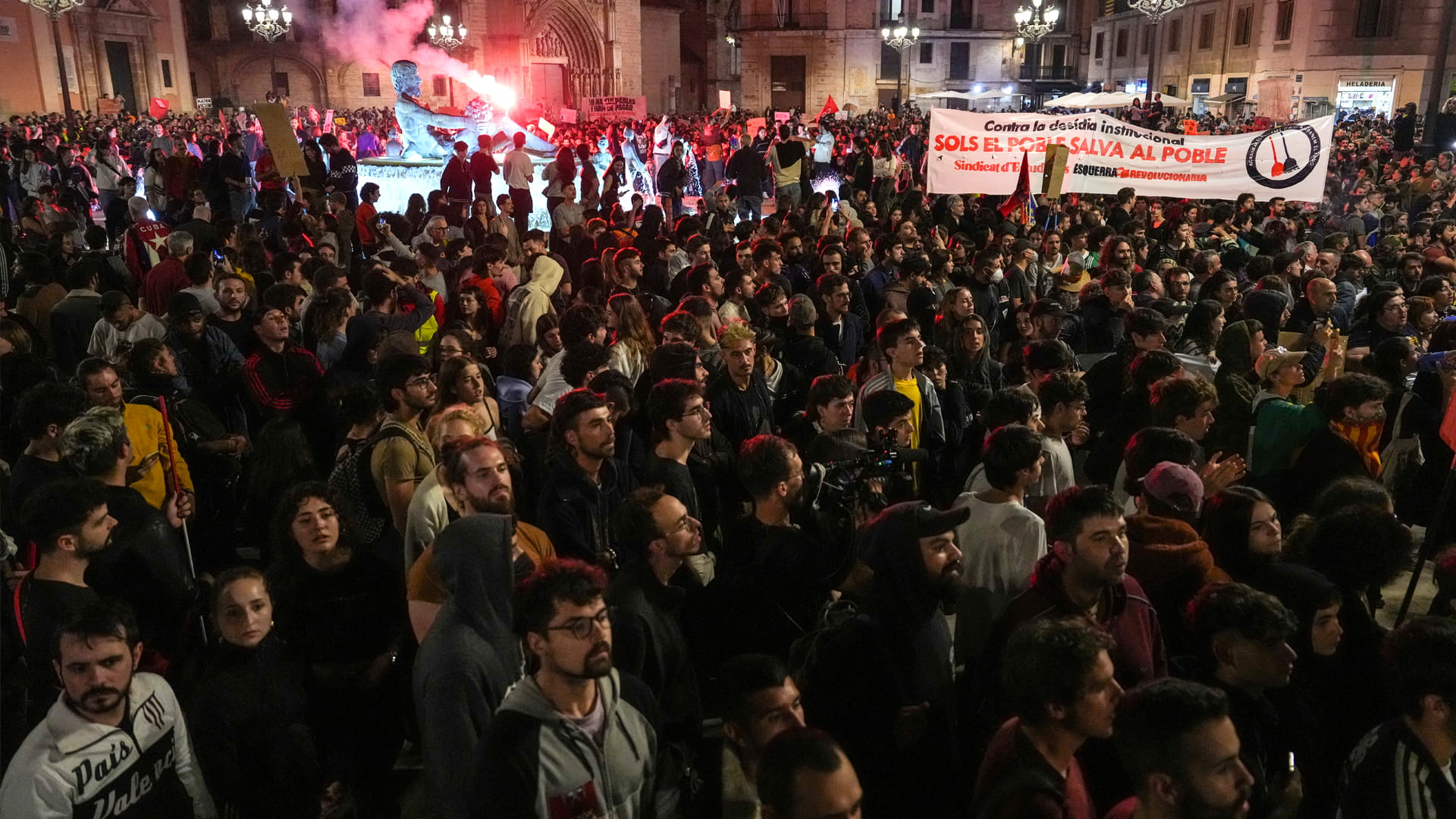 Image for the title: In Spain, tens of thousands protest over handling of deadly floods 