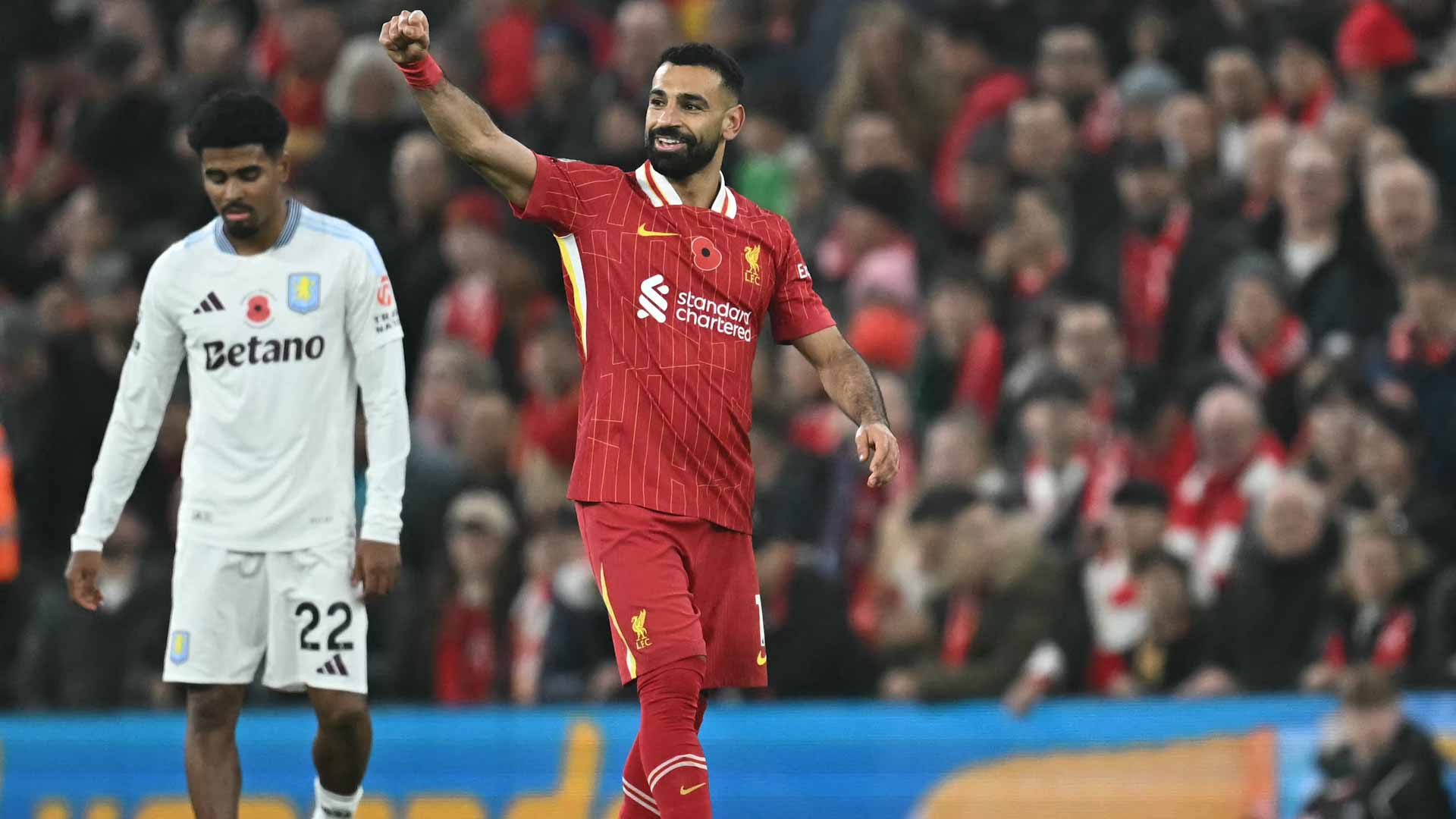 ليفربول يتخطى أستون فيلا ويتمسك بصدارة الدوري الإنجليزي  