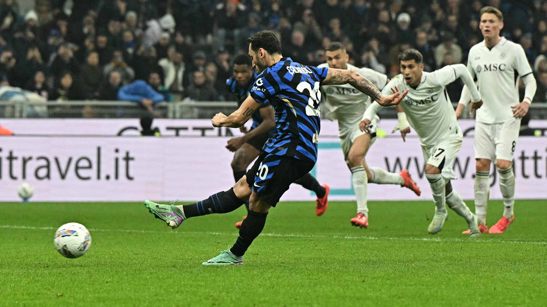 Napoli draws with Inter remaining top at Serie A race 