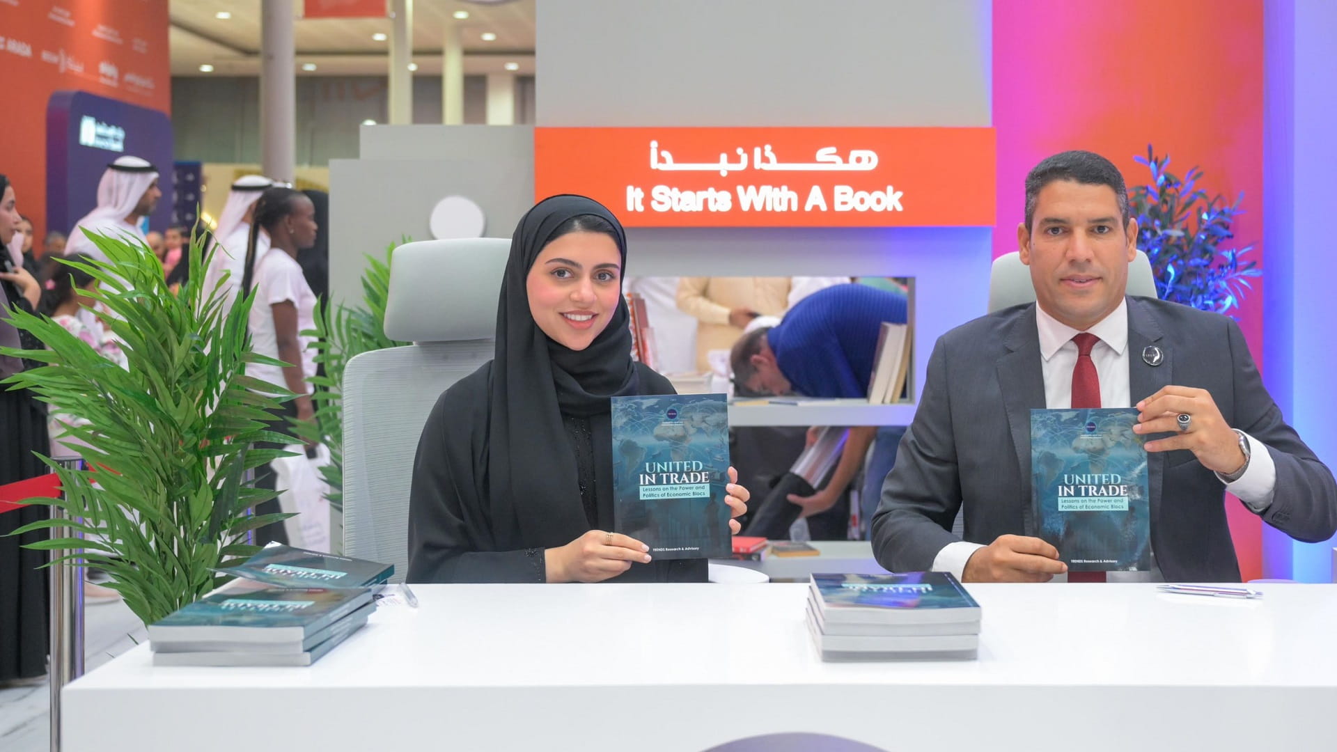 خبراء وباحثو "تريندز" يوقعون 3 كتب جديدة في معرض الشارقة للكتاب