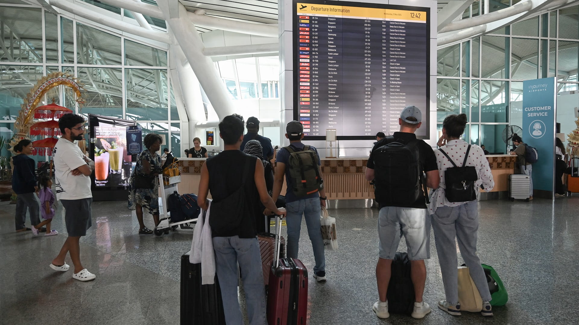 Airlines around Asia ground Bali flights after volcano erupts 