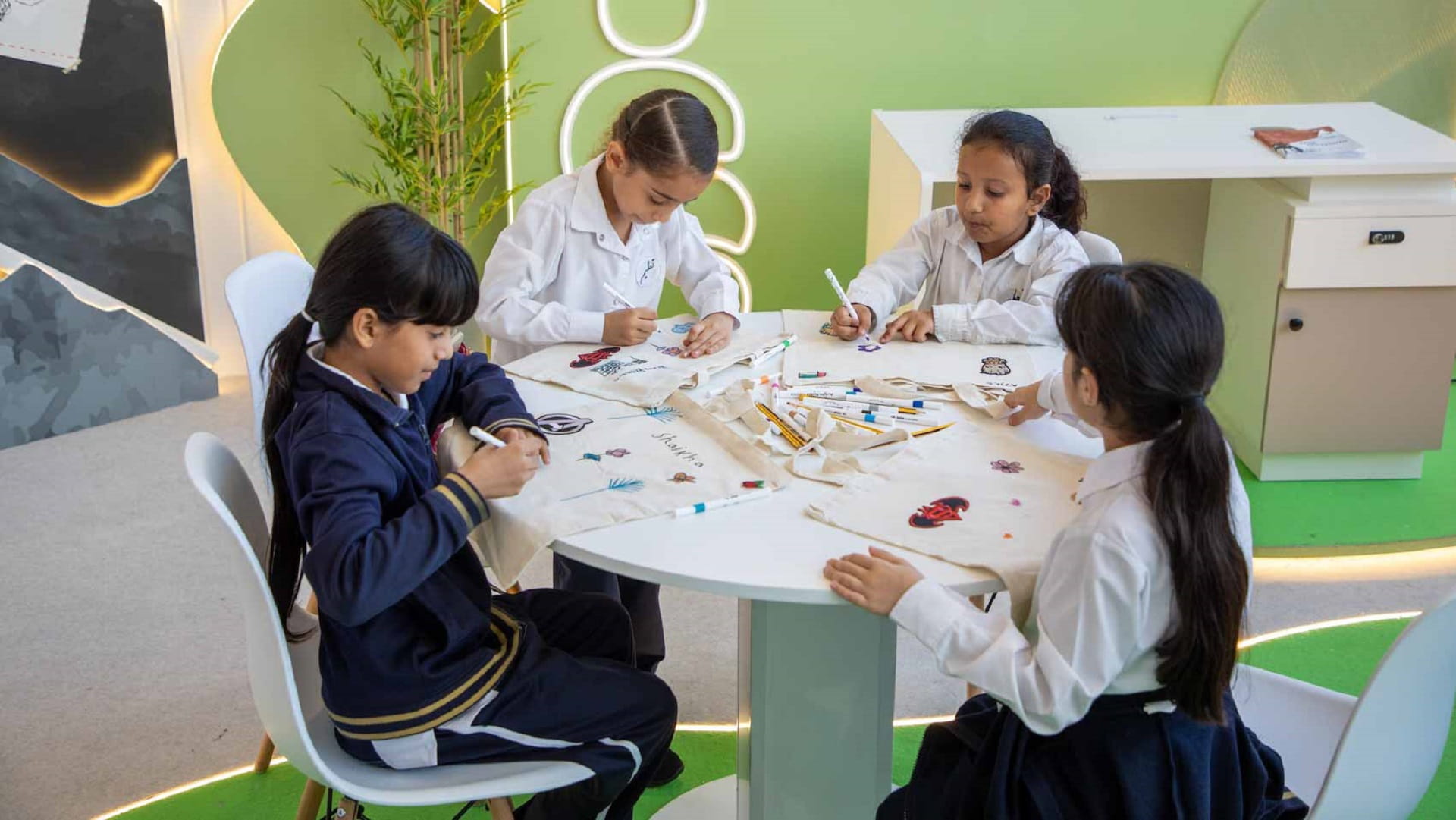 Image for the title: Children create designer tote bags with patches at SIBF 