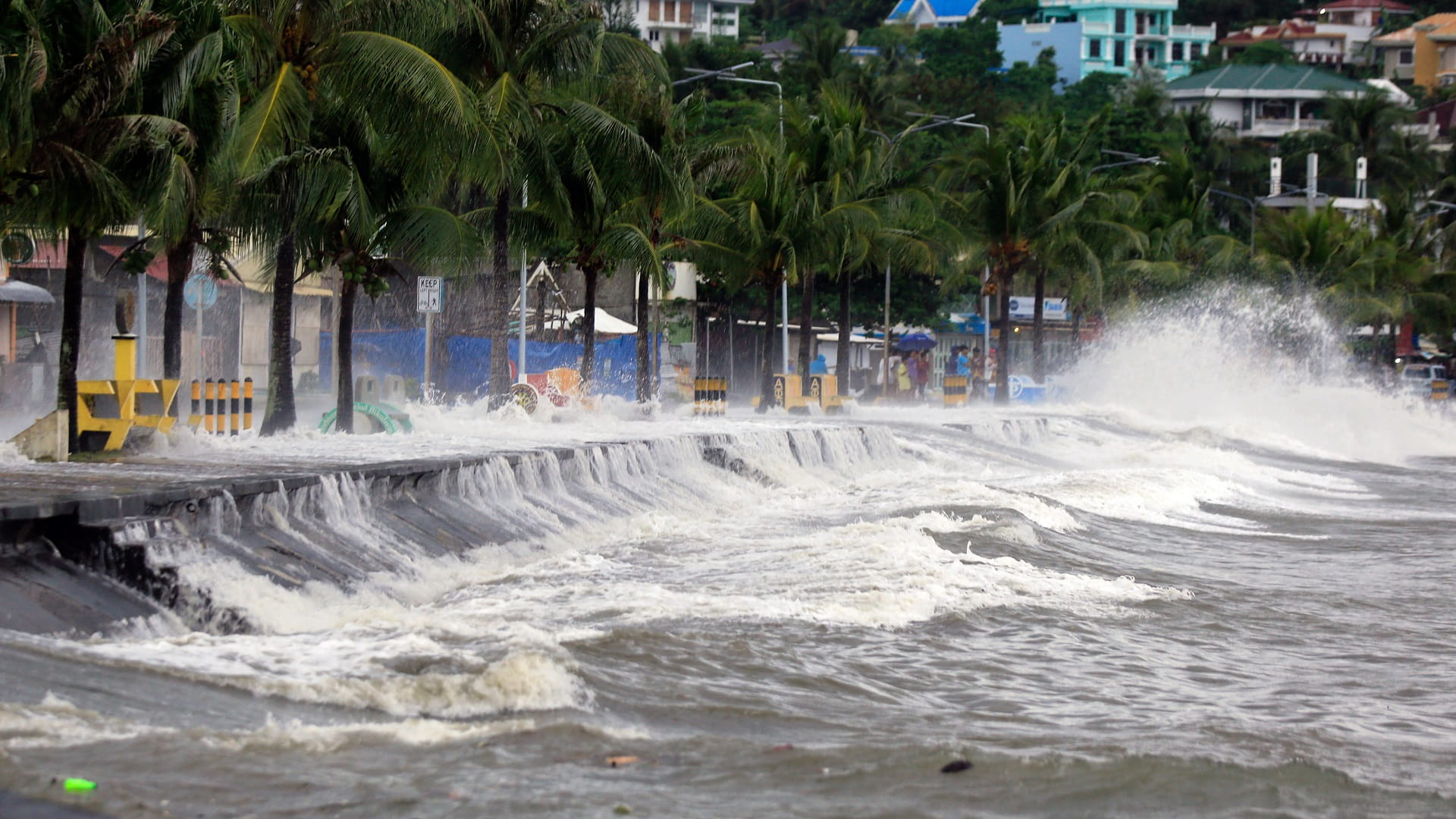 Super Typhoon Man-yi makes landfall in Philippines 