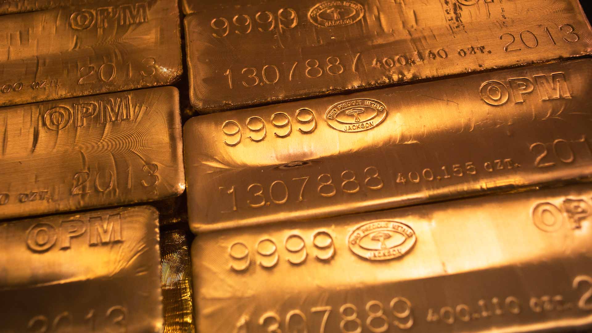 Image for the title: Gold rises more than 1% while dollar rally stops 