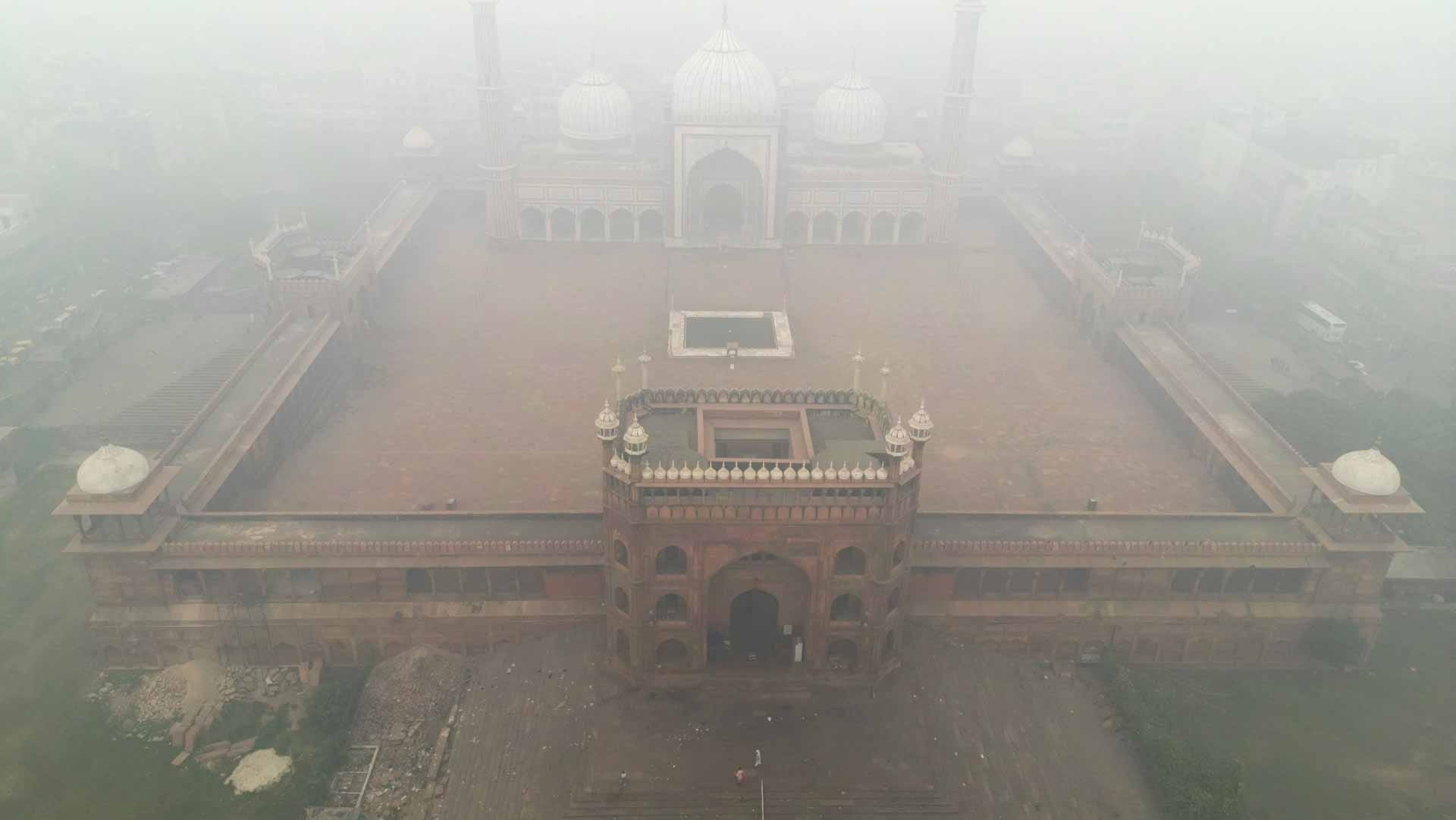 Image for the title: Schools in capital of India closed due to haze 