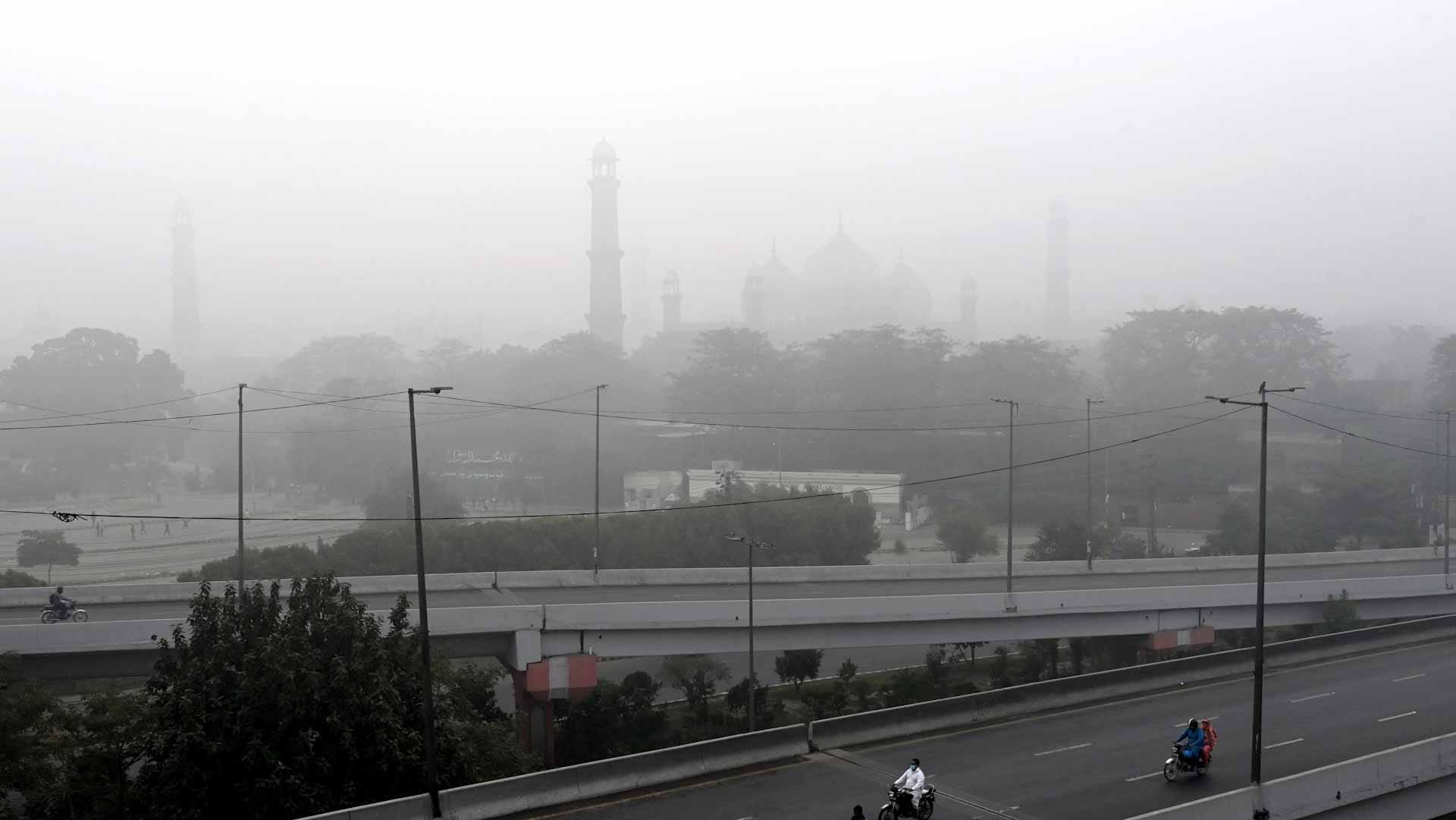 Image for the title: Smog hits flight operations in Delhi 