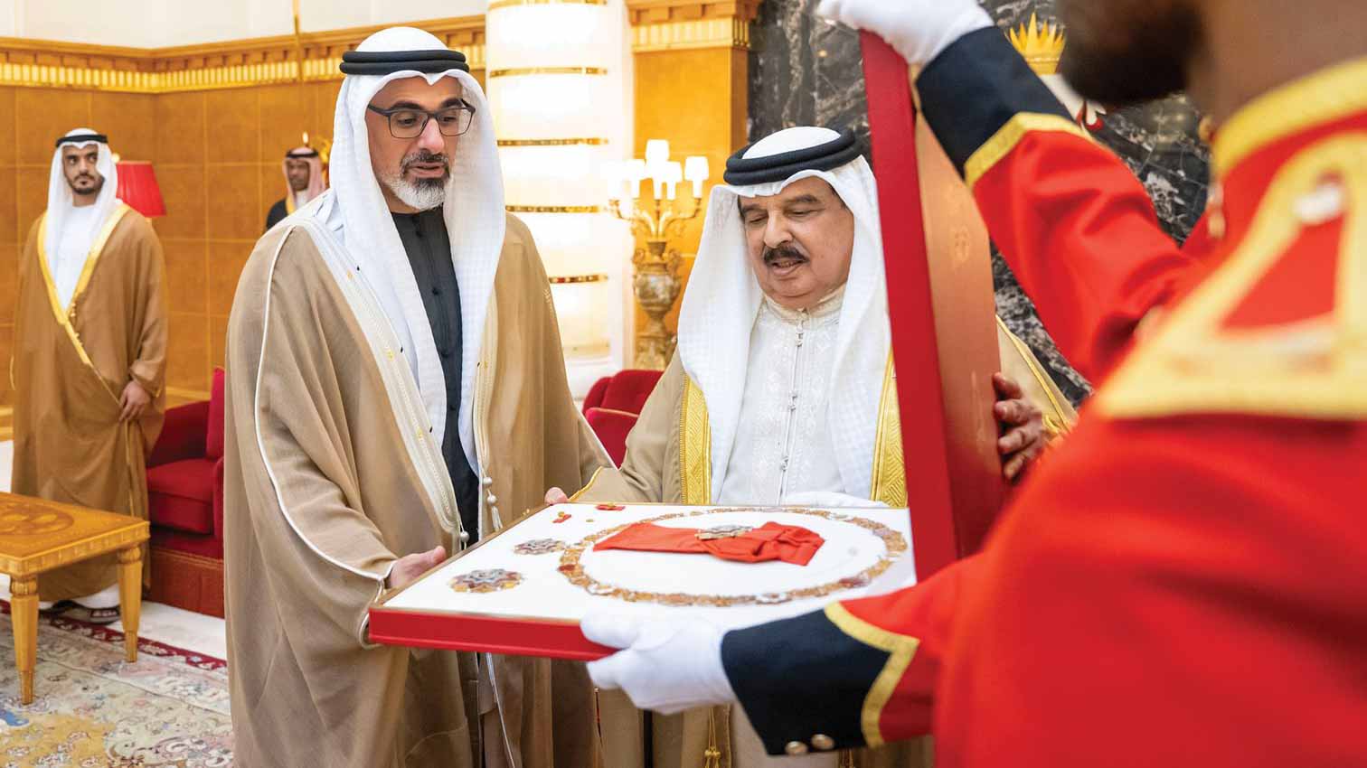 ملك البحرين يمنح ولي عهد أبوظبي "وسام النهضة للملك حمد"