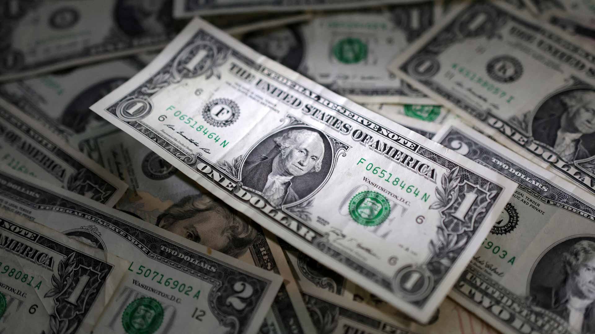 الدولار يصعد بعد إعلان ترامب فرض رسوم على منتجات المكسيك وكندا 