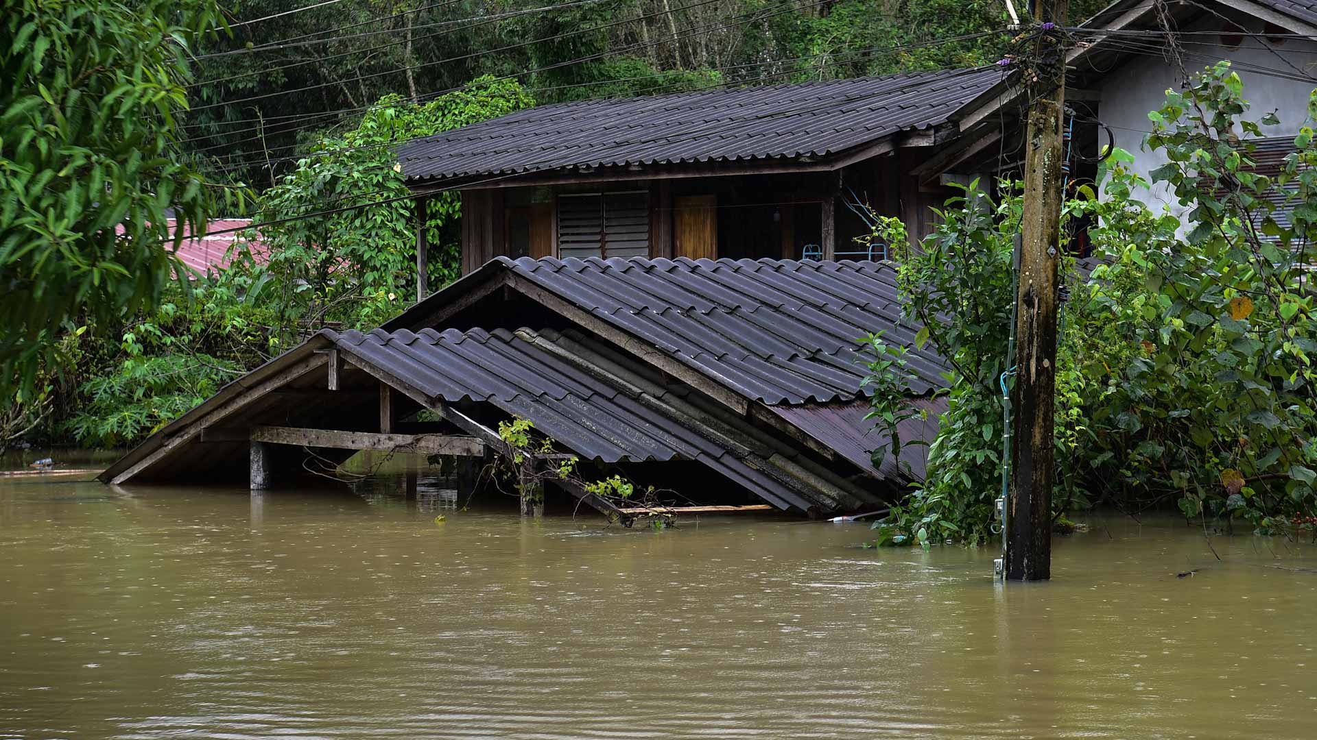 Thailand flooding kills nine, displaces thousands 