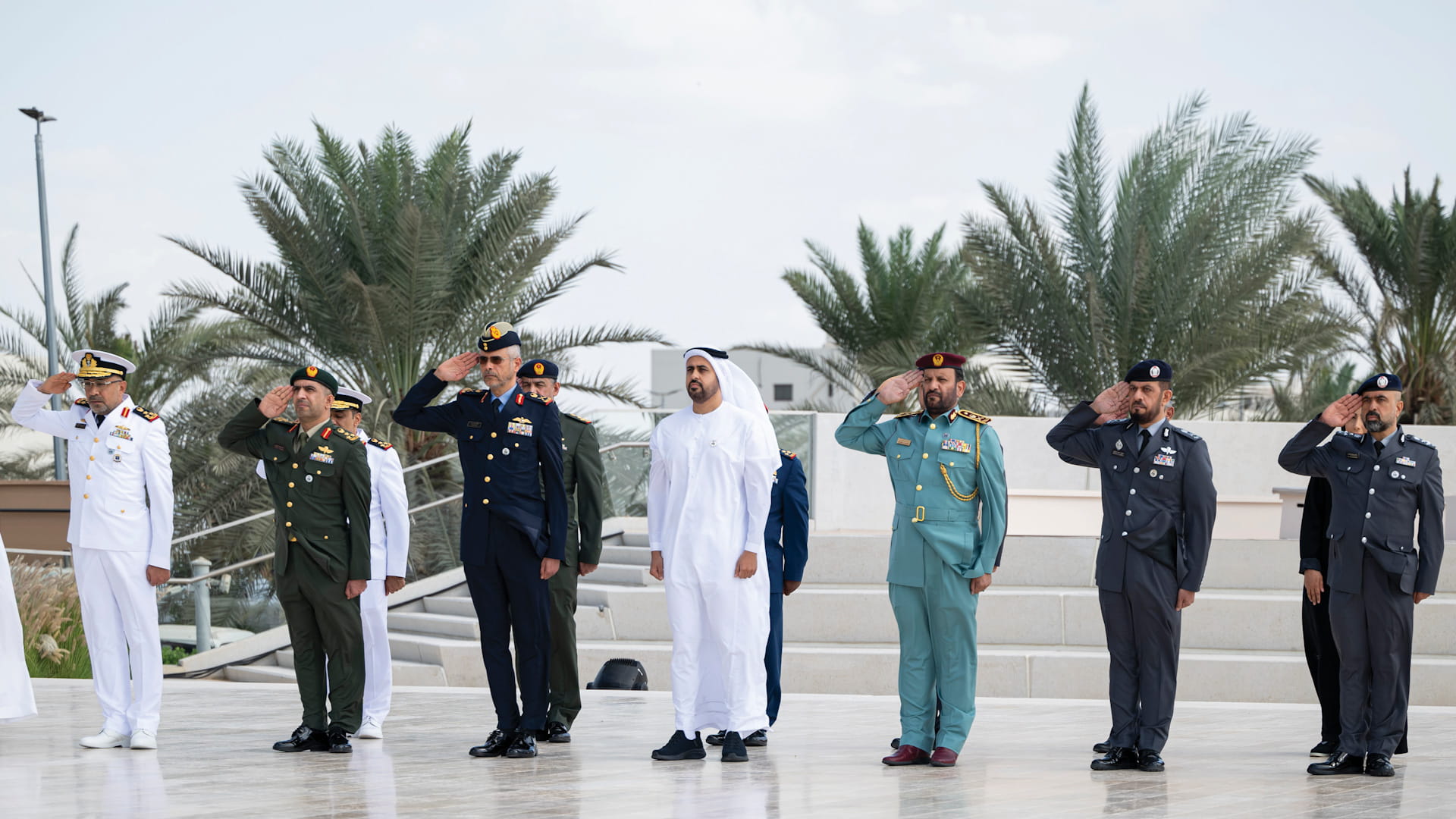 ذياب بن محمد يشارك بوقفة الدعاء الصامت للشهداء في واحة الكرامة  