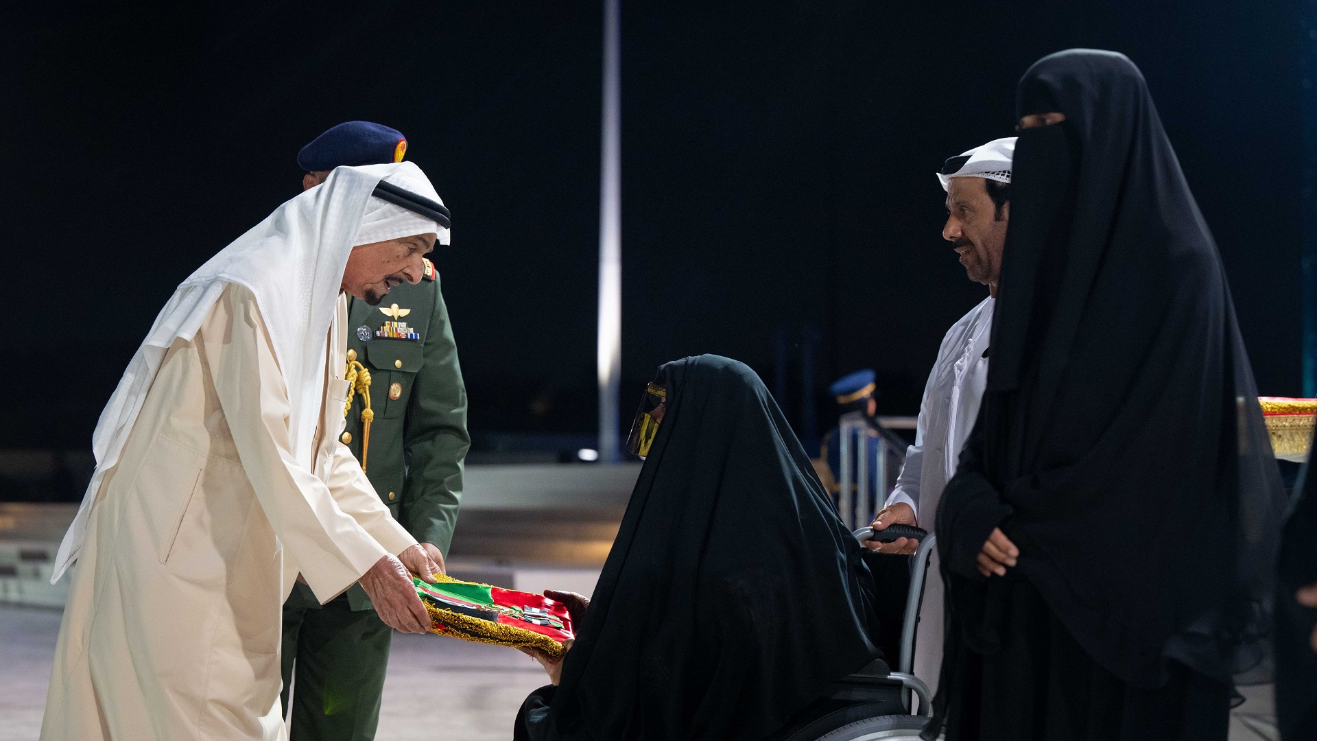 حاكم عجمان يشهد مراسم يوم الشهيد في واحة الكرامة بأبوظبي 