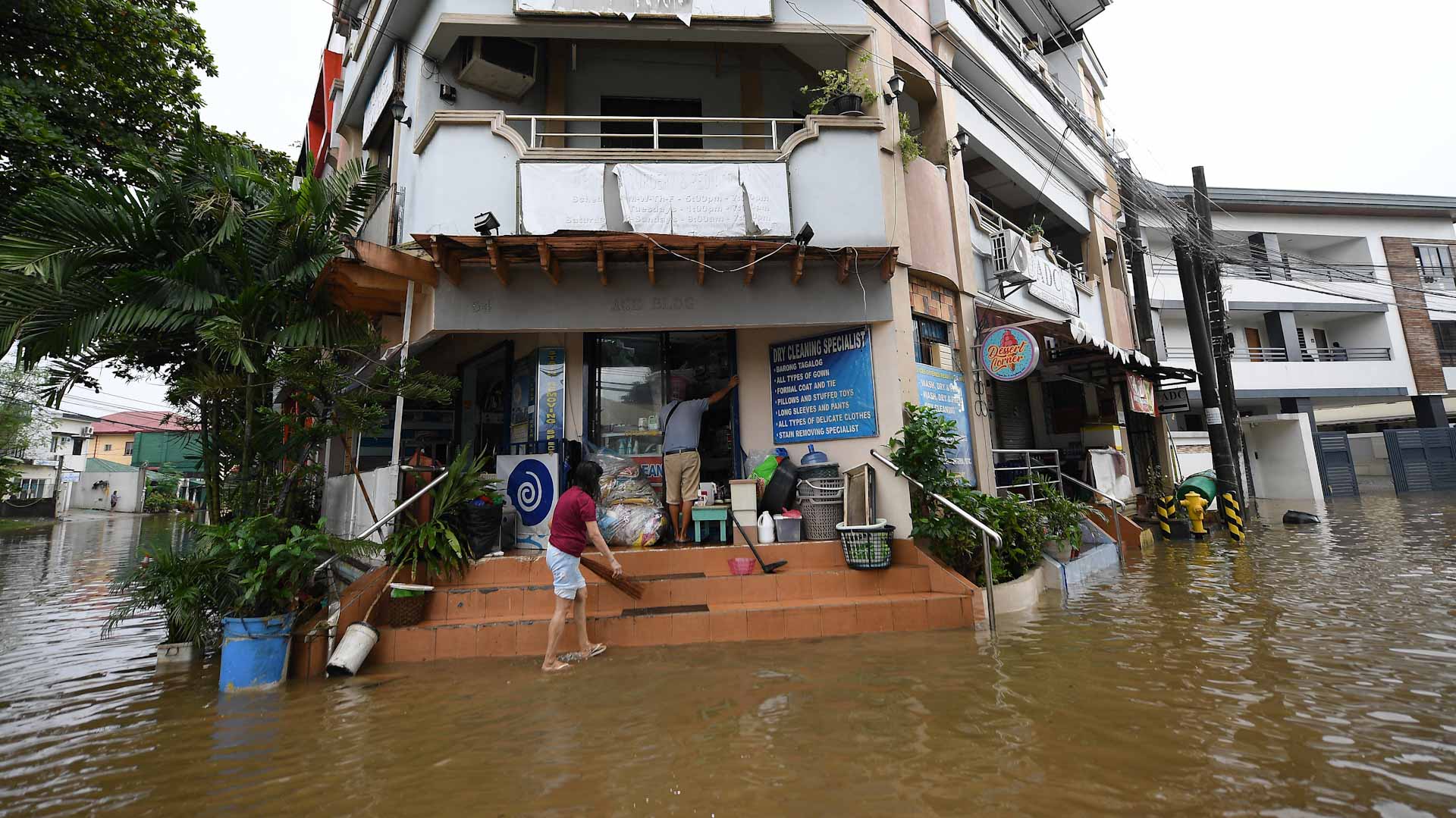 Typhoon Julian kills five in northern Philippines 