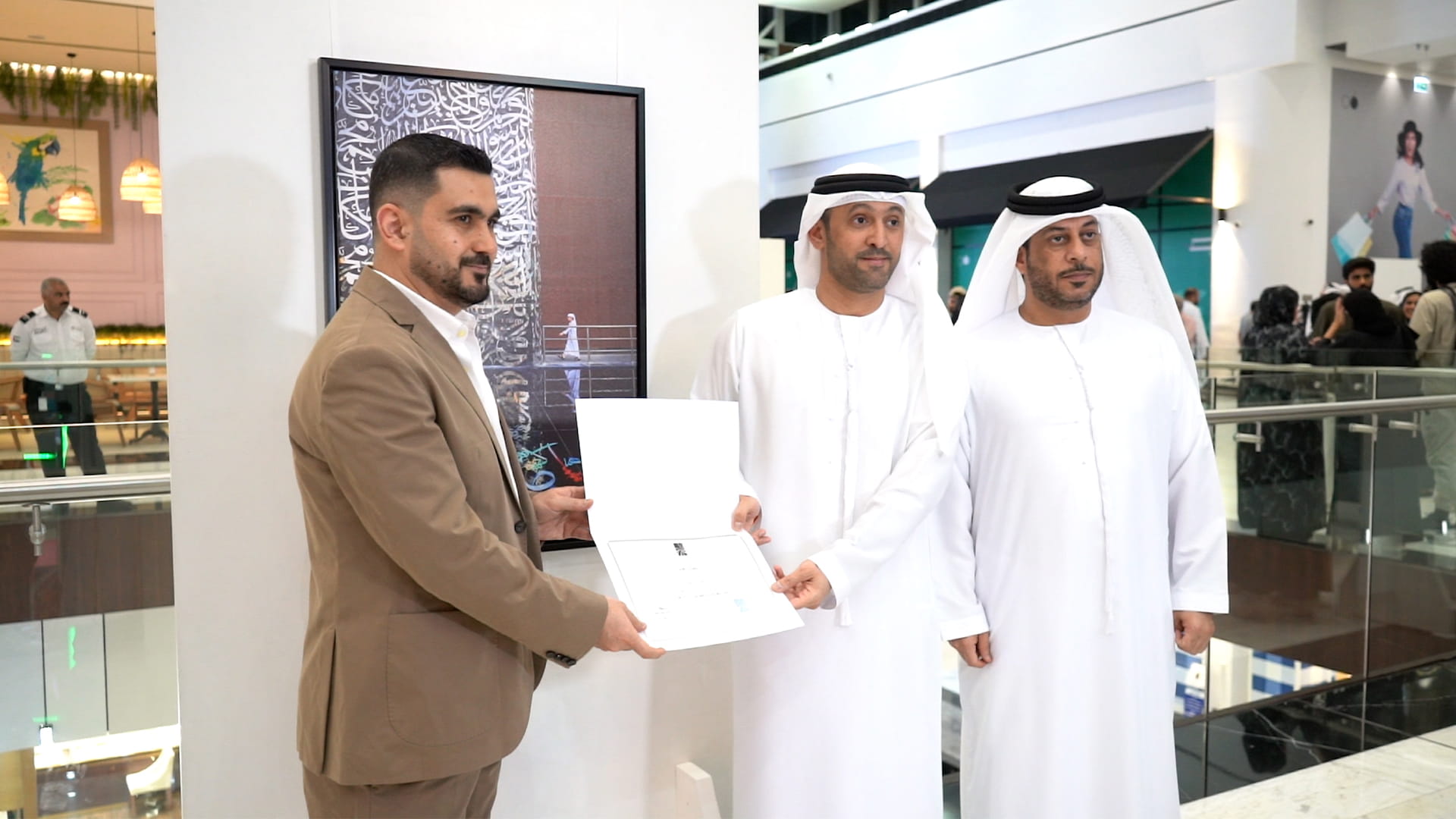 Al Qaseer: 25 artists participate in “Light Lines” exhibition 