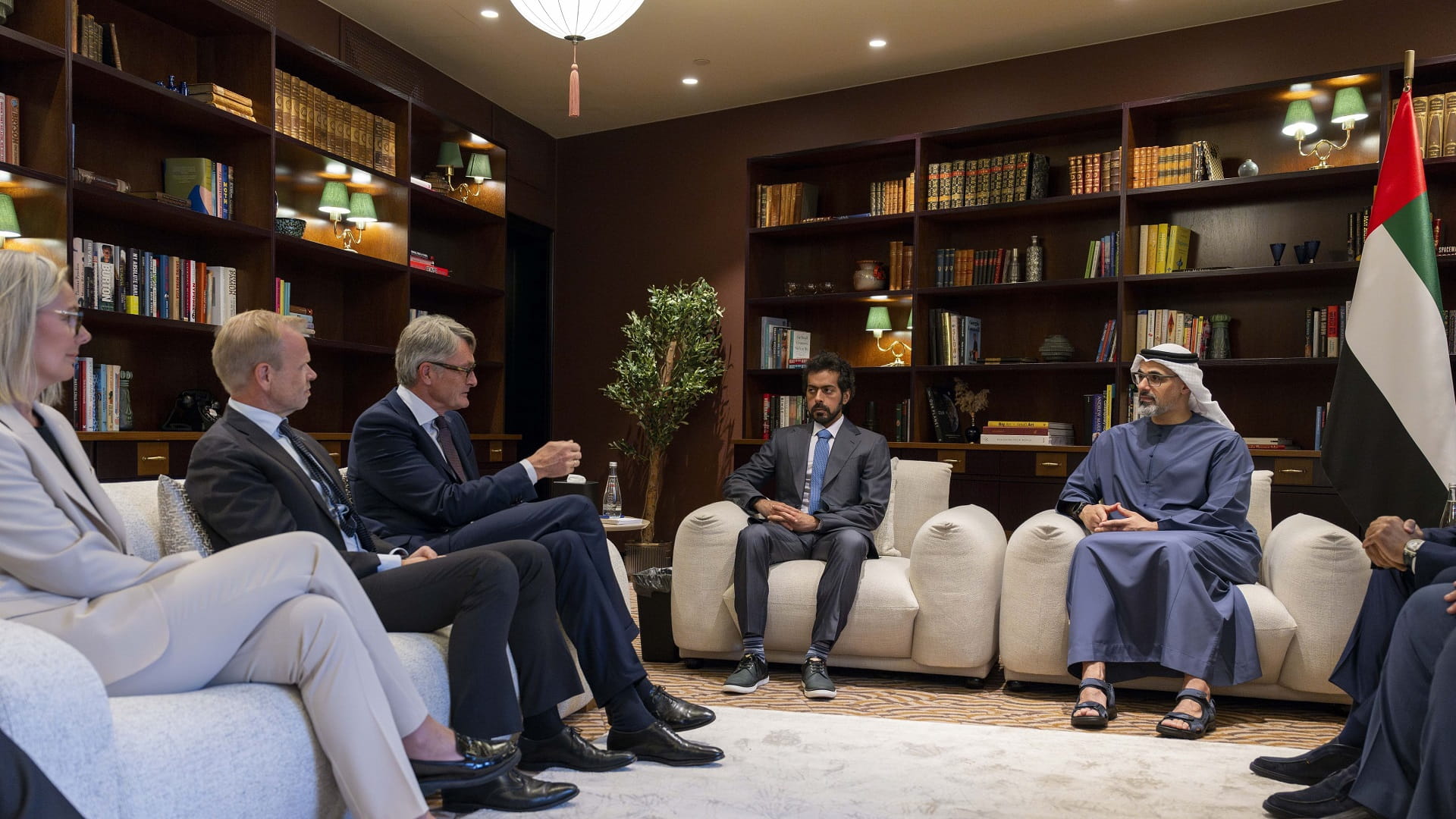 Abu Dhabi CP meets with CEOs of leading Norwegian companies 