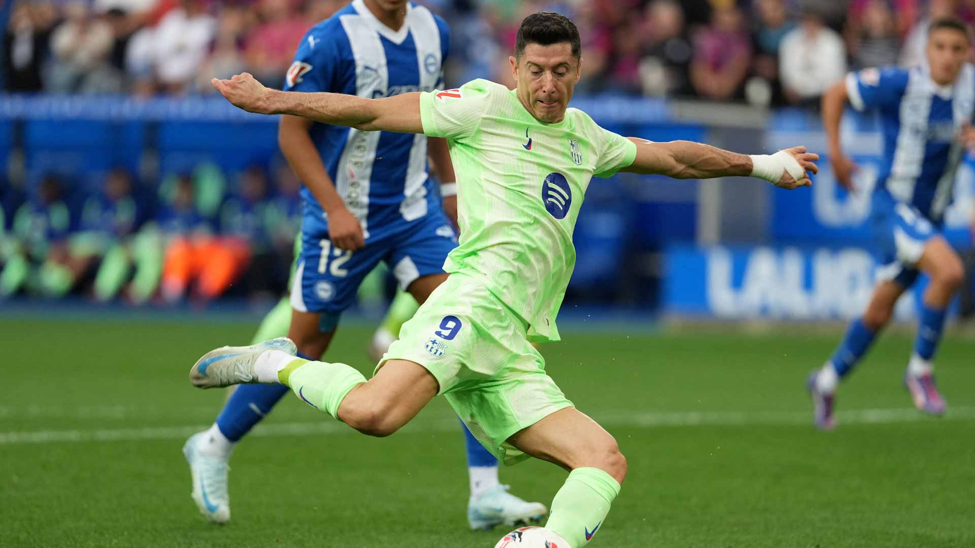 Lewandowski treble for leaders Barca as Atletico held