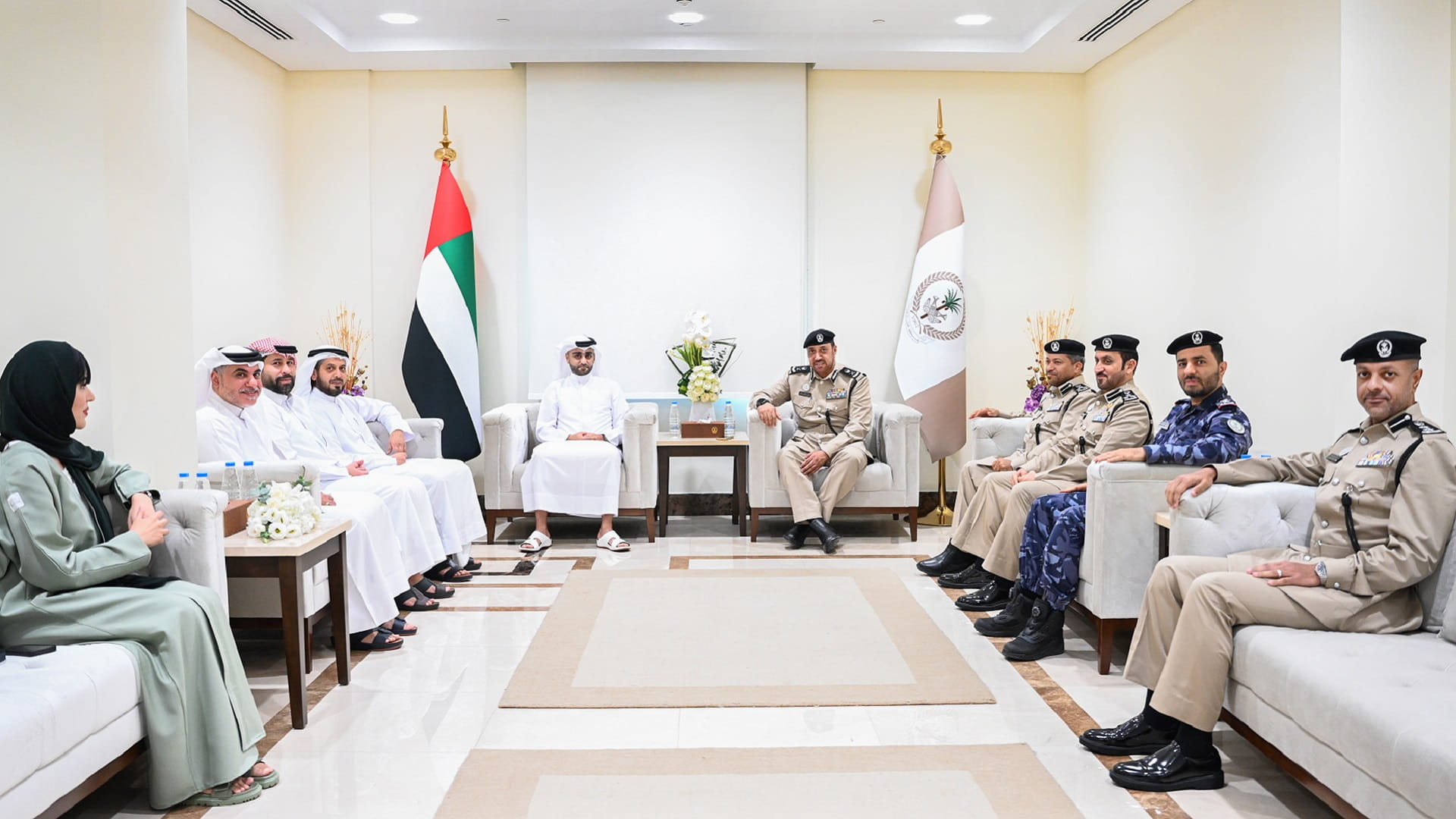 محمد بن صقر القاسمي والقائد العام لشرطة الشارقة يبحثان التعاون  