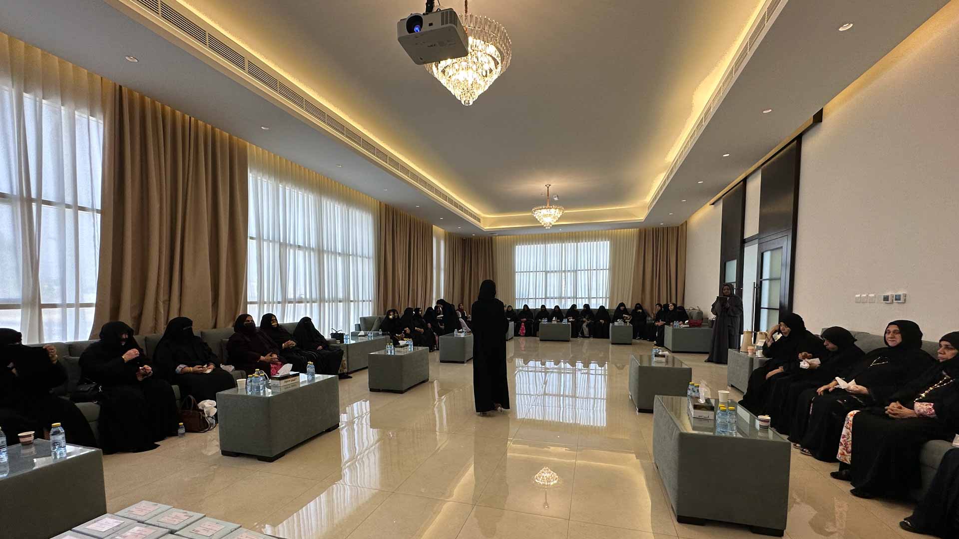 في الحمرية.. اجتماعية الشارقة تعرف كبار السن بطرق السلامة الرقمية 
