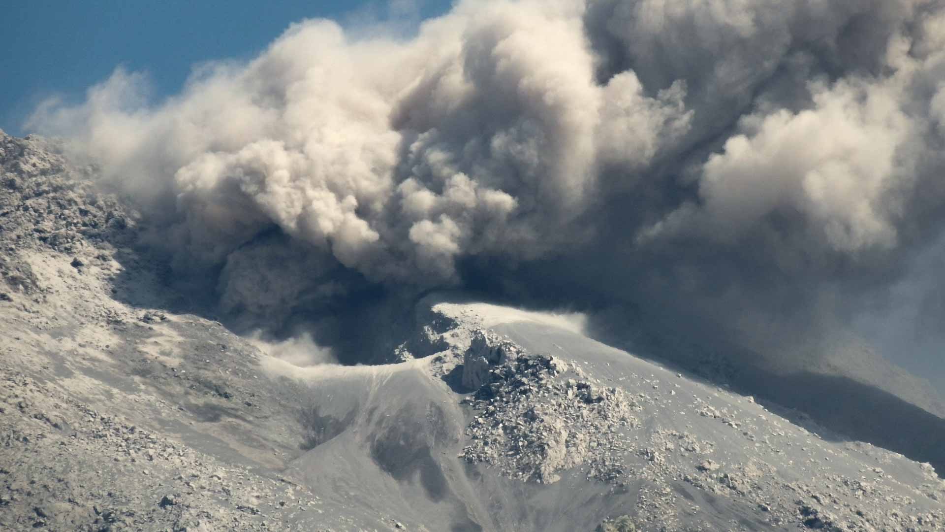 Lewotobi Laki-laki volcano spews hot clouds in new eruption 